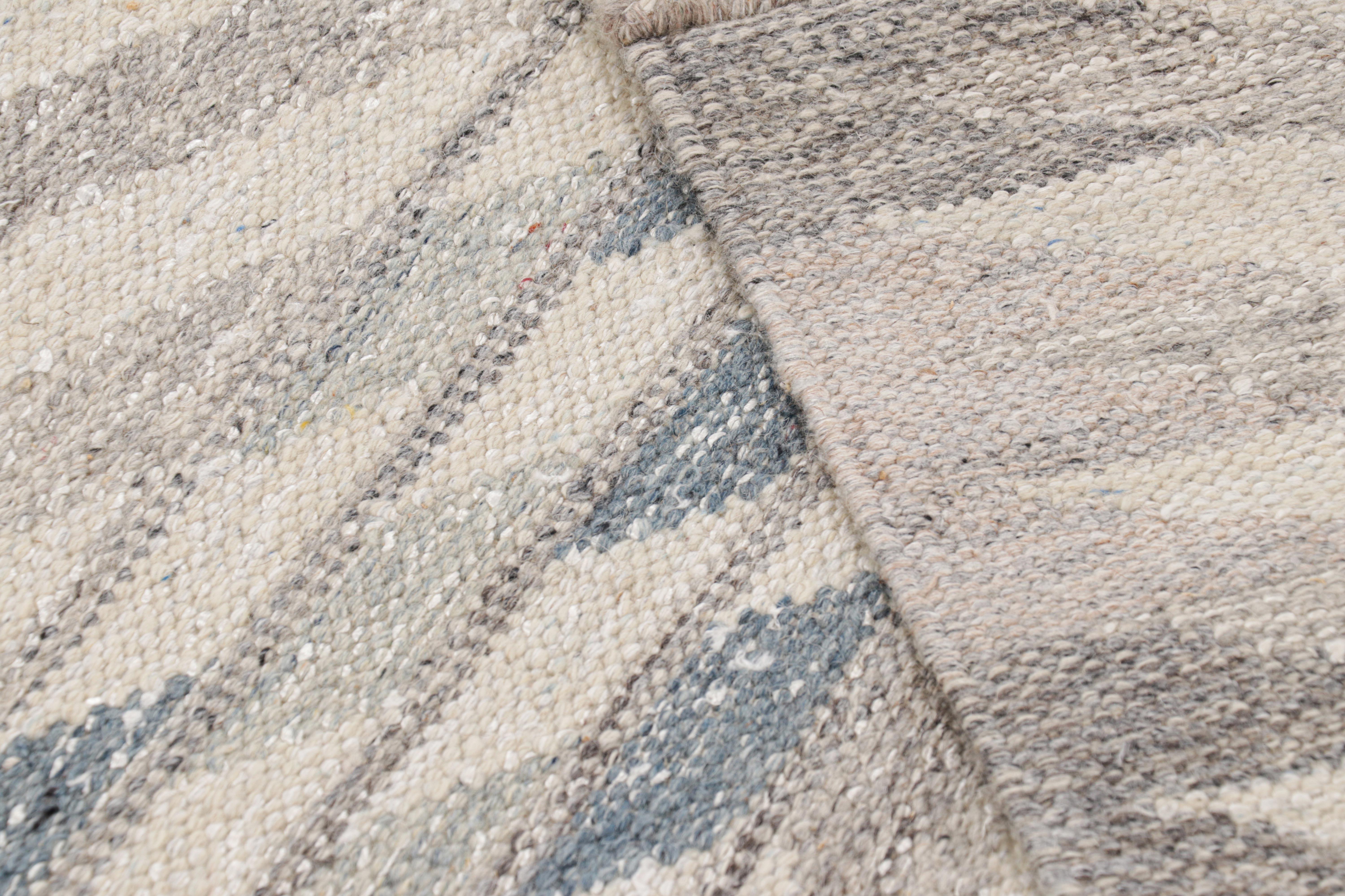 Rug & Kilim's Teppich im skandinavischen Stil in Hellgrau und Blau mit geometrischem Muster (21. Jahrhundert und zeitgenössisch) im Angebot