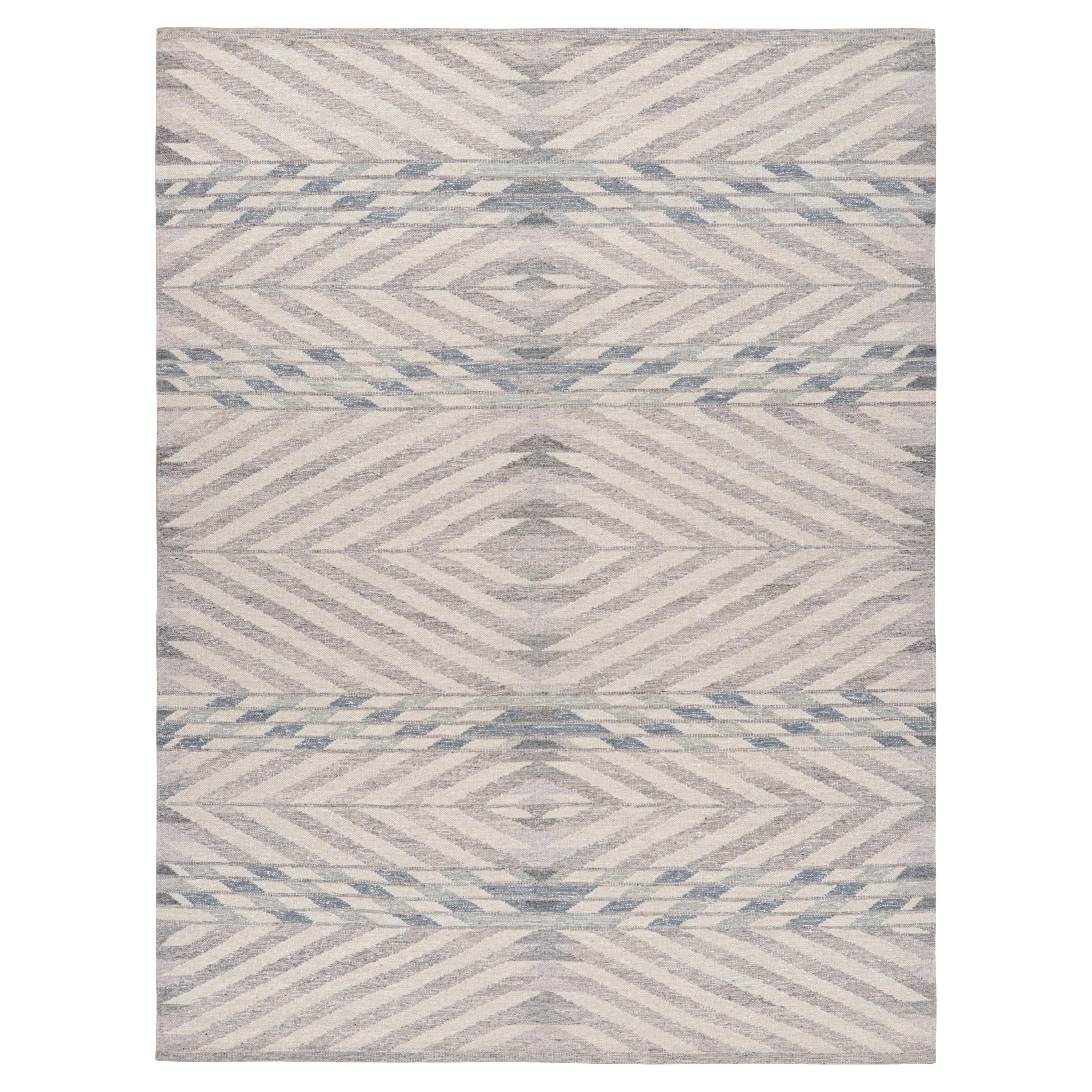 Rug & Kilim's Teppich im skandinavischen Stil in Hellgrau und Blau mit geometrischem Muster
