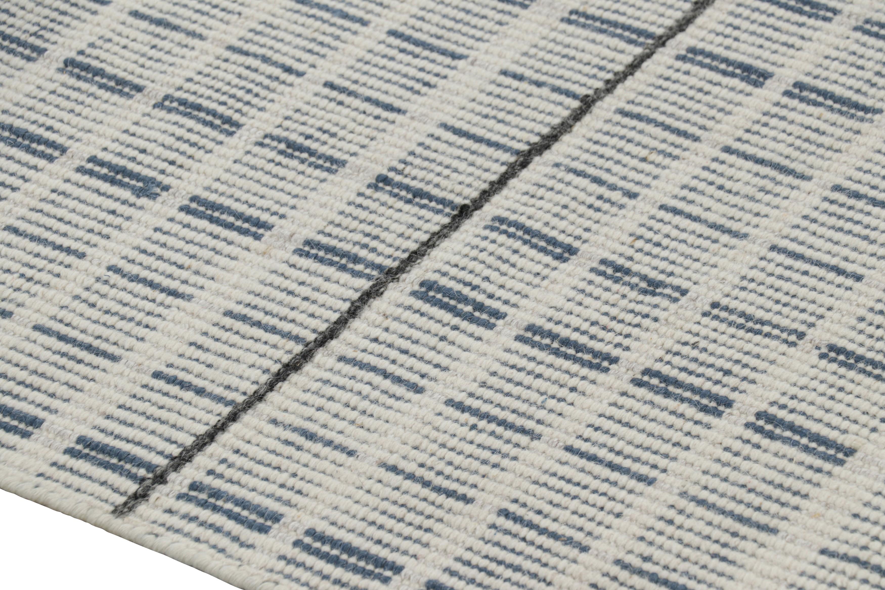 Rug & Kilim's Teppich im skandinavischen Stil in Hellgrau, Blau mit geometrischen Streifen (Moderne) im Angebot