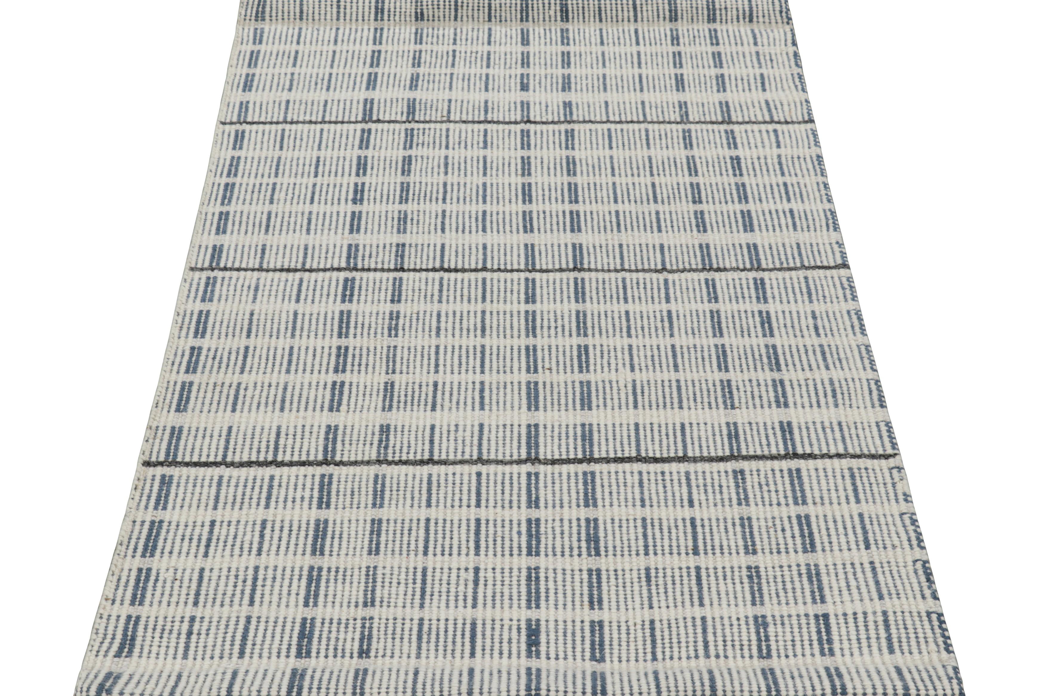 Rug & Kilim's Teppich im skandinavischen Stil in Hellgrau, Blau mit geometrischen Streifen (Indisch) im Angebot