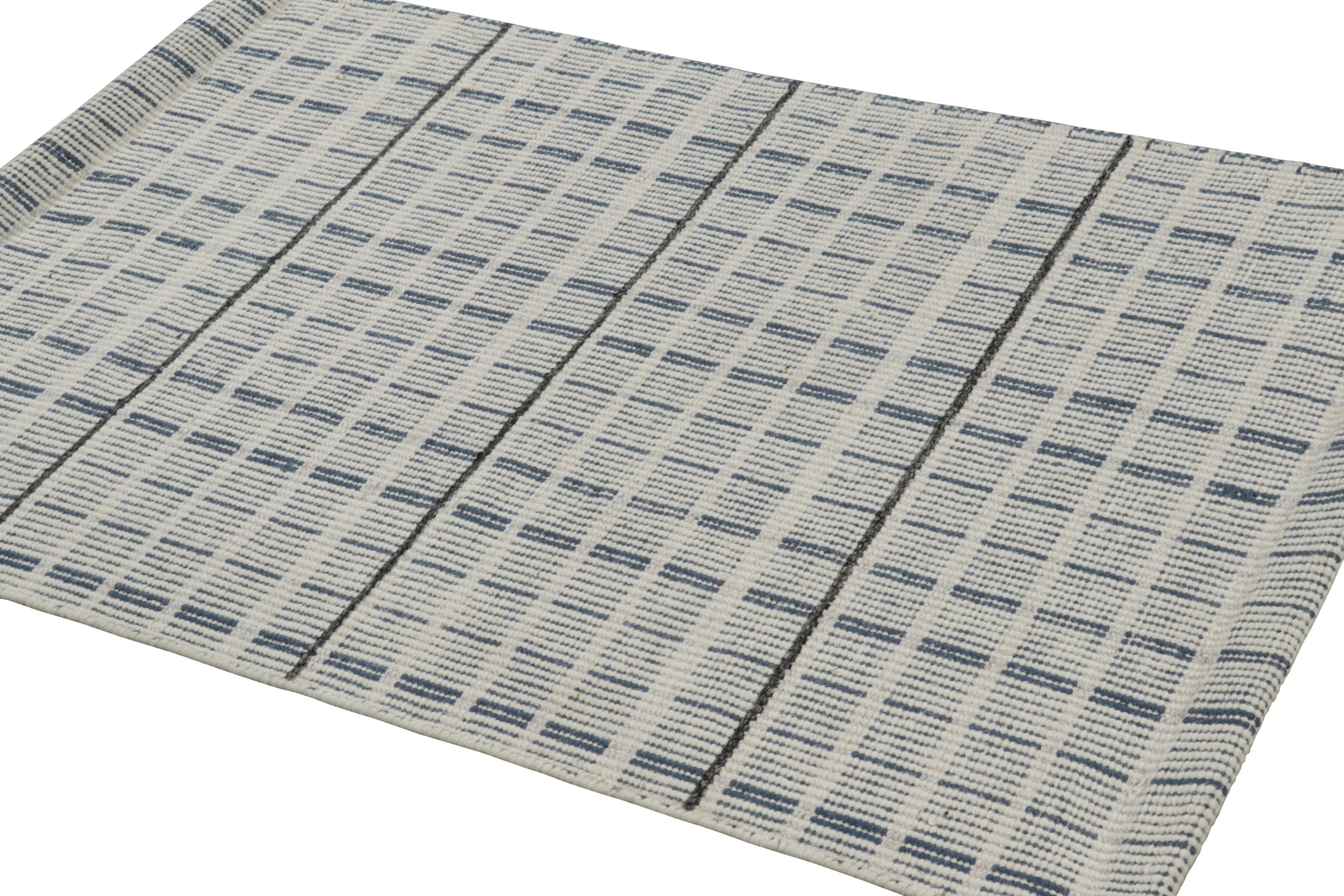 Rug & Kilim's Teppich im skandinavischen Stil in Hellgrau, Blau mit geometrischen Streifen (Handgewebt) im Angebot
