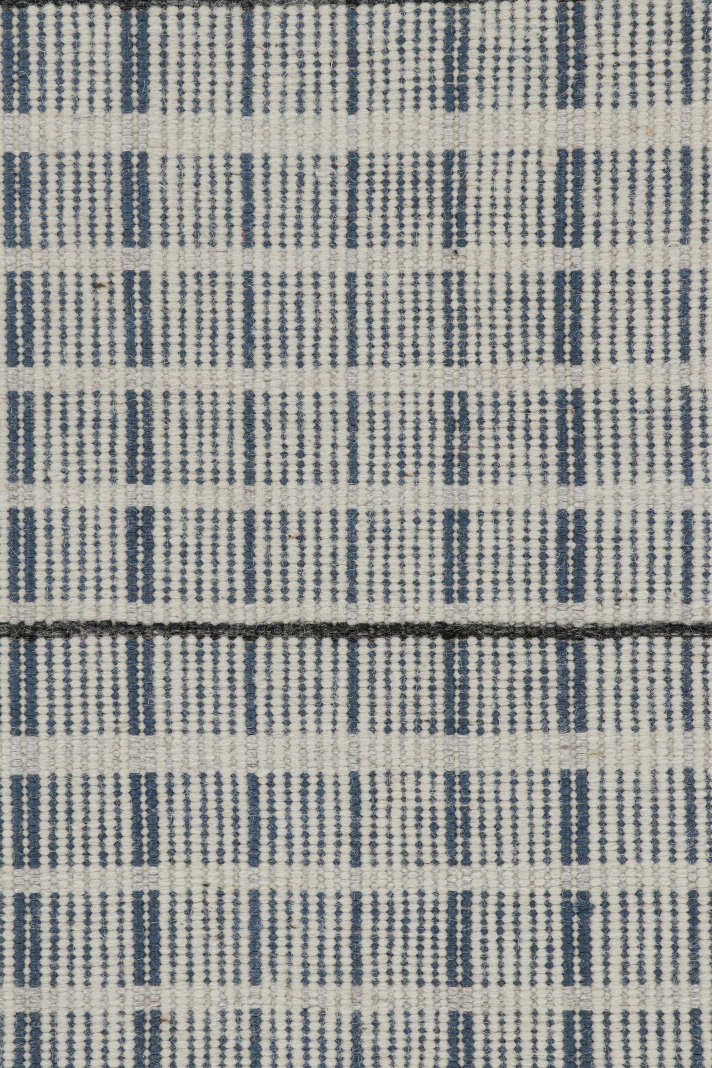 Rug & Kilim's Teppich im skandinavischen Stil in Hellgrau, Blau mit geometrischen Streifen im Zustand „Neu“ im Angebot in Long Island City, NY