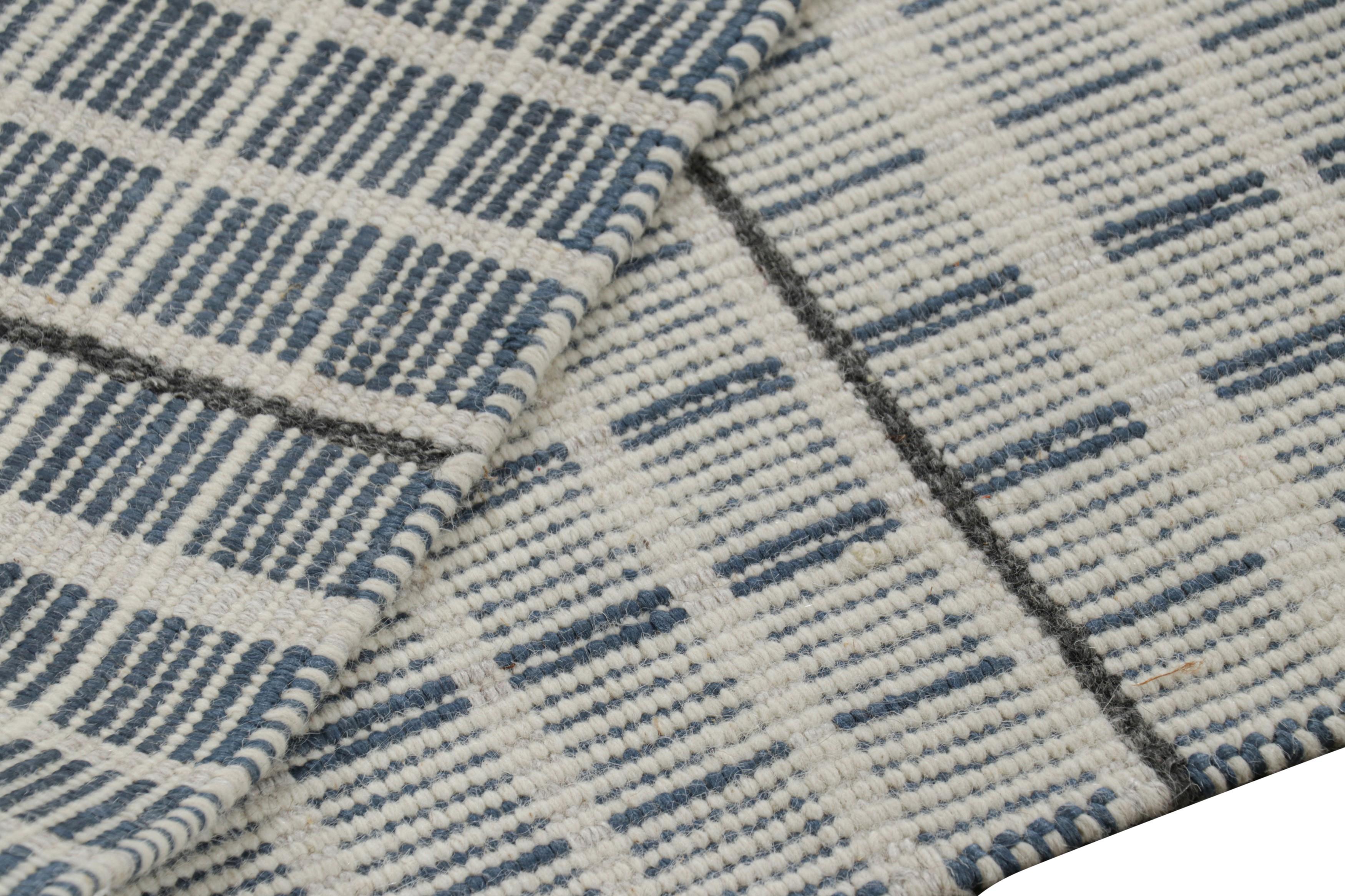 Rug & Kilim's Teppich im skandinavischen Stil in Hellgrau, Blau mit geometrischen Streifen (21. Jahrhundert und zeitgenössisch) im Angebot