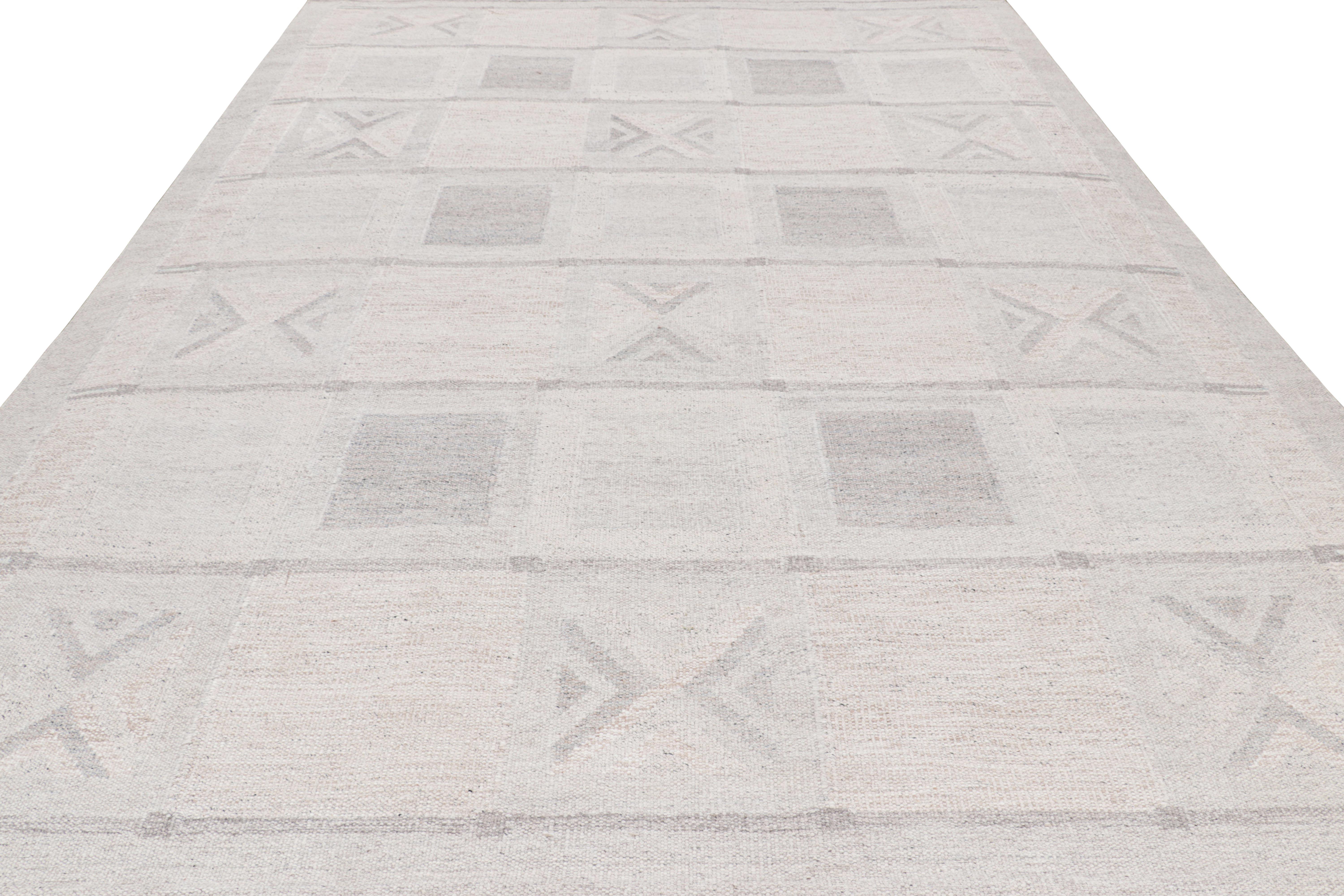 Rug & Kilim's Teppich im skandinavischen Stil in Hellgrau mit geometrischen Mustern (Indisch) im Angebot
