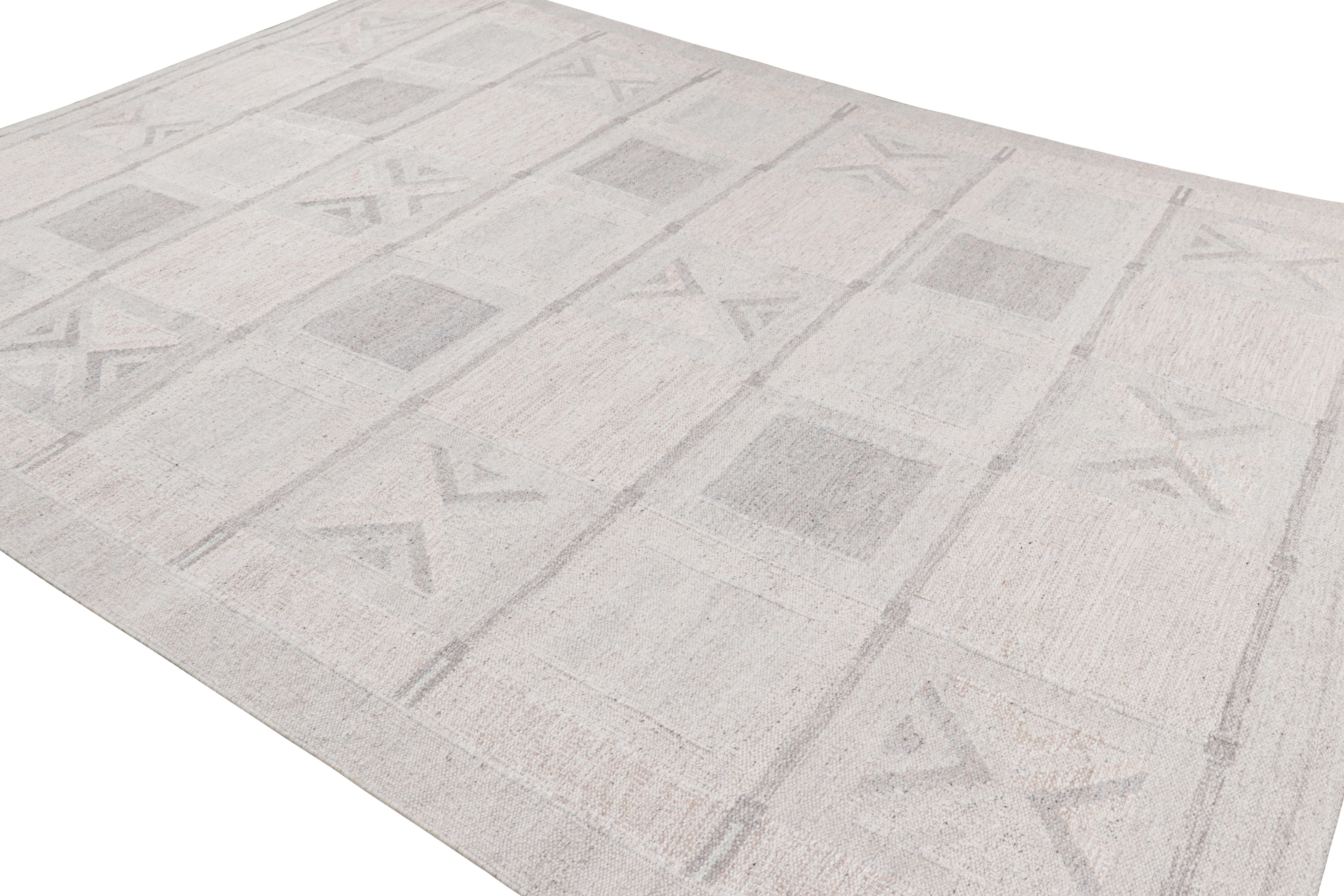 Rug & Kilim's Teppich im skandinavischen Stil in Hellgrau mit geometrischen Mustern (Handgewebt) im Angebot
