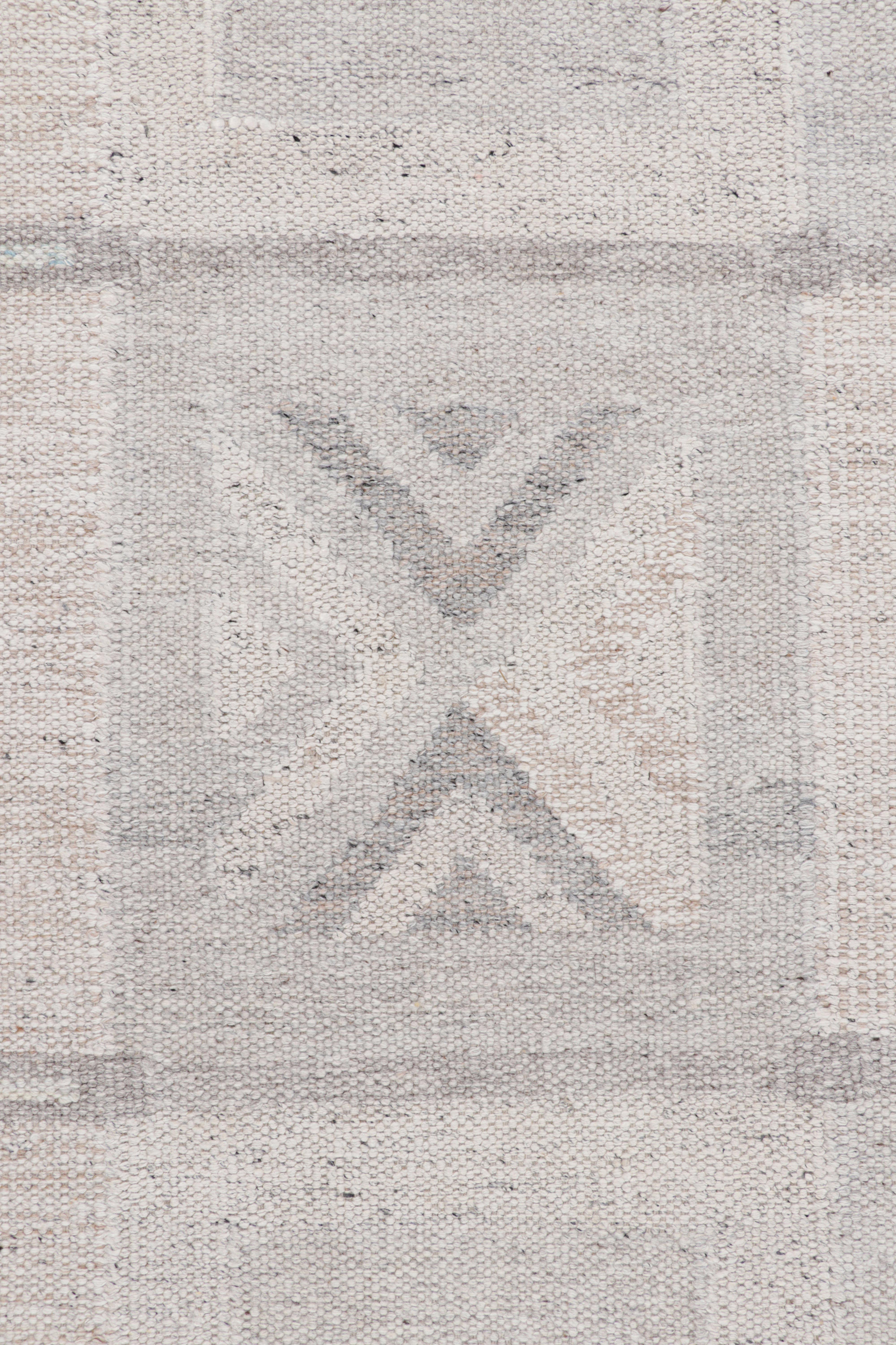Rug & Kilim's Teppich im skandinavischen Stil in Hellgrau mit geometrischen Mustern im Zustand „Neu“ im Angebot in Long Island City, NY