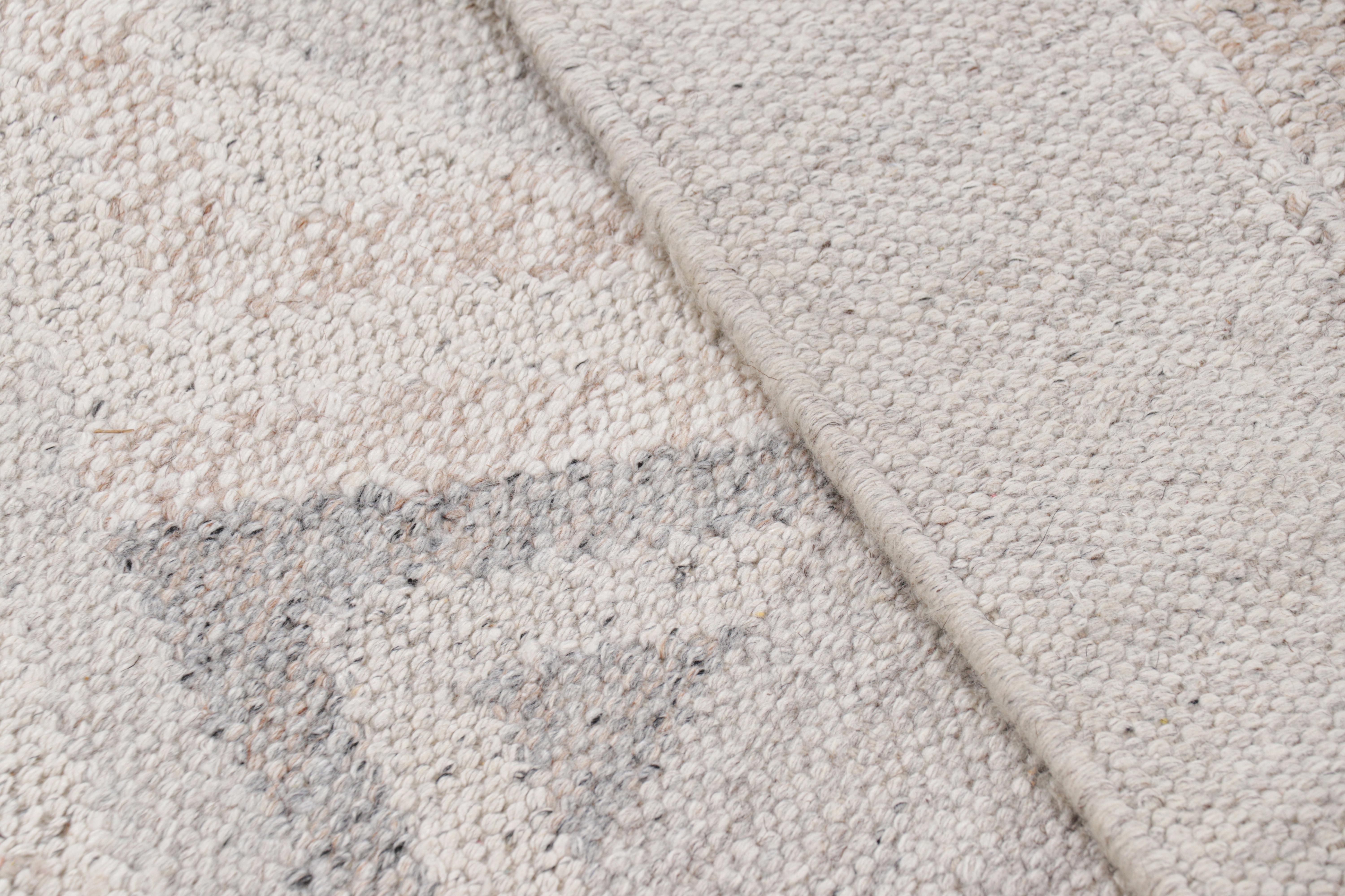 Rug & Kilim's Teppich im skandinavischen Stil in Hellgrau mit geometrischen Mustern (21. Jahrhundert und zeitgenössisch) im Angebot
