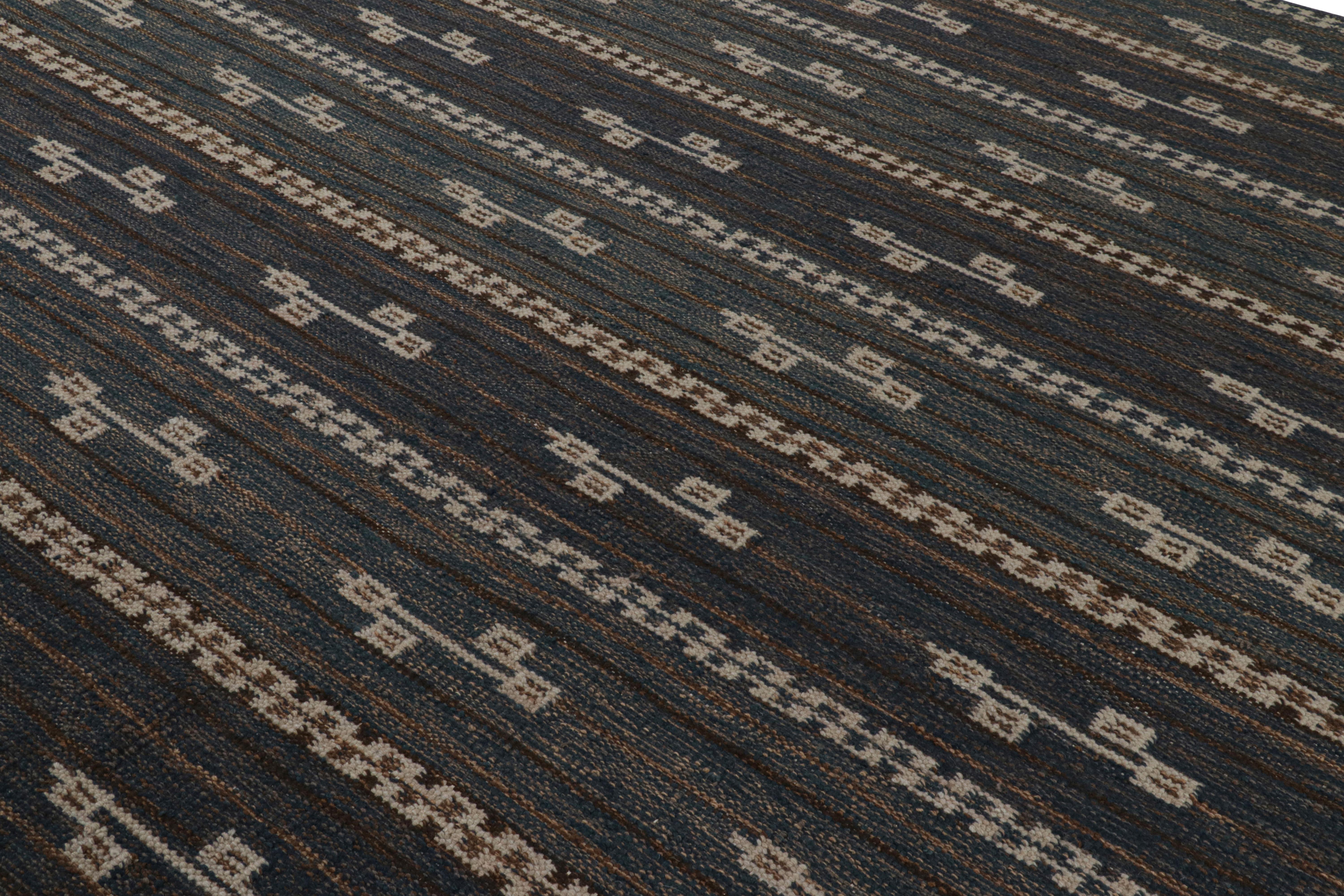 Ce tapis 9x12 est un nouvel ajout audacieux à la Collection S &New de Rug & Kilim. Tissé à la main dans un tissu plat en laine avec des fils naturels non teints, son design est une nouvelle édition de notre série 