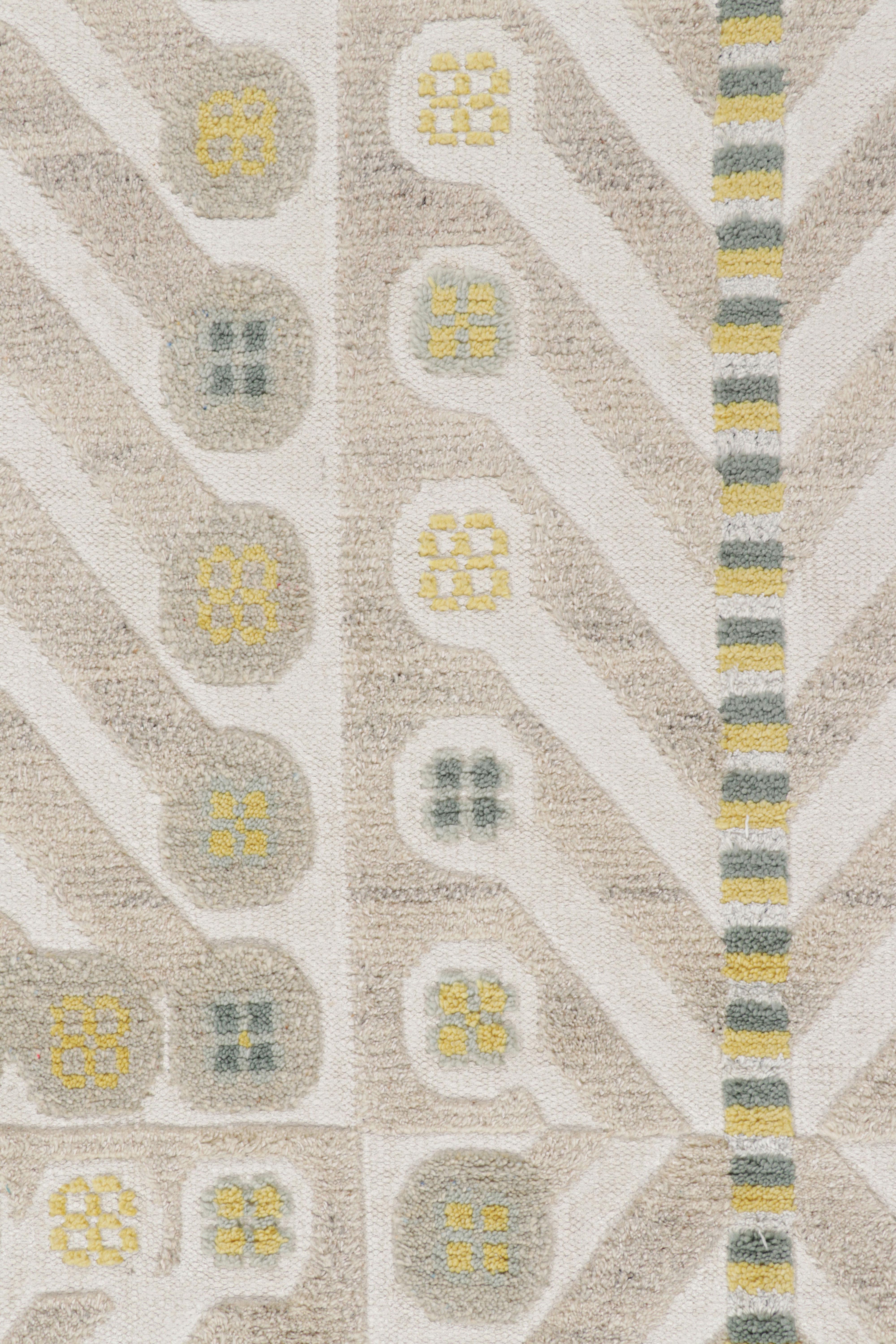 Rug & Kilim è un tappeto in stile scandinavo con motivi geometrici in bianco e beige. In condizioni Nuovo in vendita a Long Island City, NY
