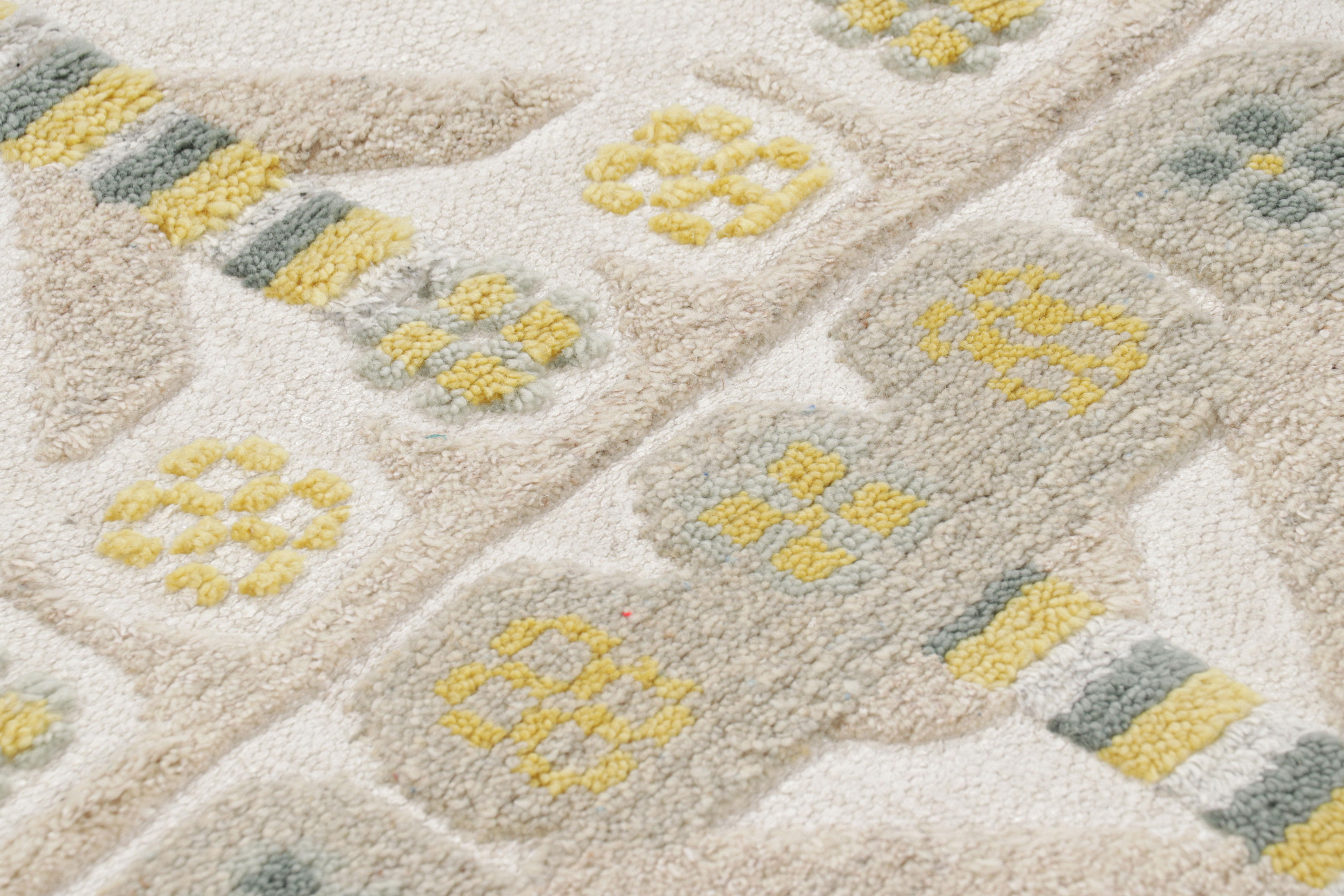 XXI secolo e contemporaneo Rug & Kilim è un tappeto in stile scandinavo con motivi geometrici in bianco e beige. in vendita
