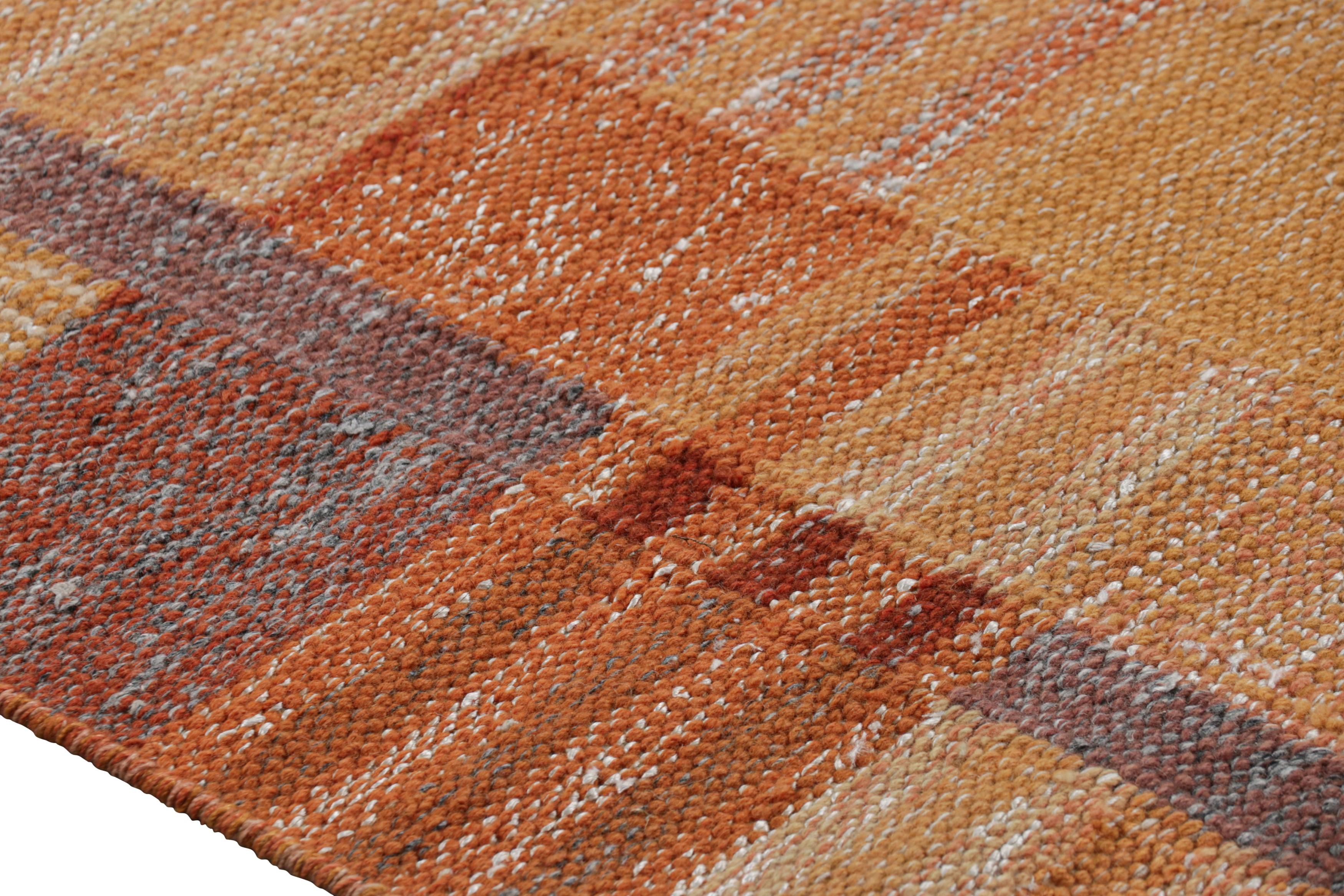 Moderno Rug & Kilim: tappeto in stile scandinavo in arancione e rosa con motivi geometrici in vendita