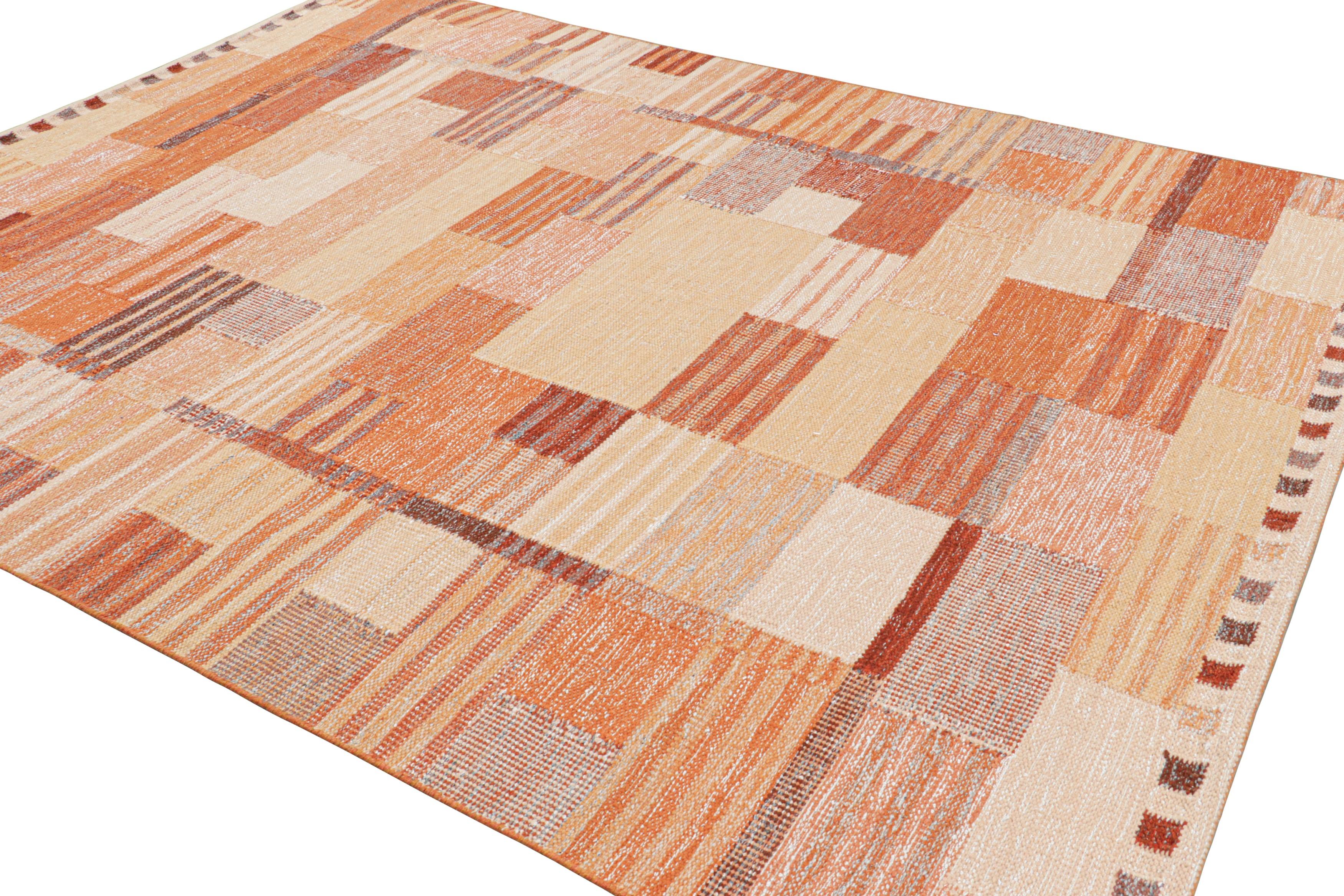 Tessuto a mano Rug & Kilim: tappeto in stile scandinavo in arancione e rosa con motivi geometrici in vendita