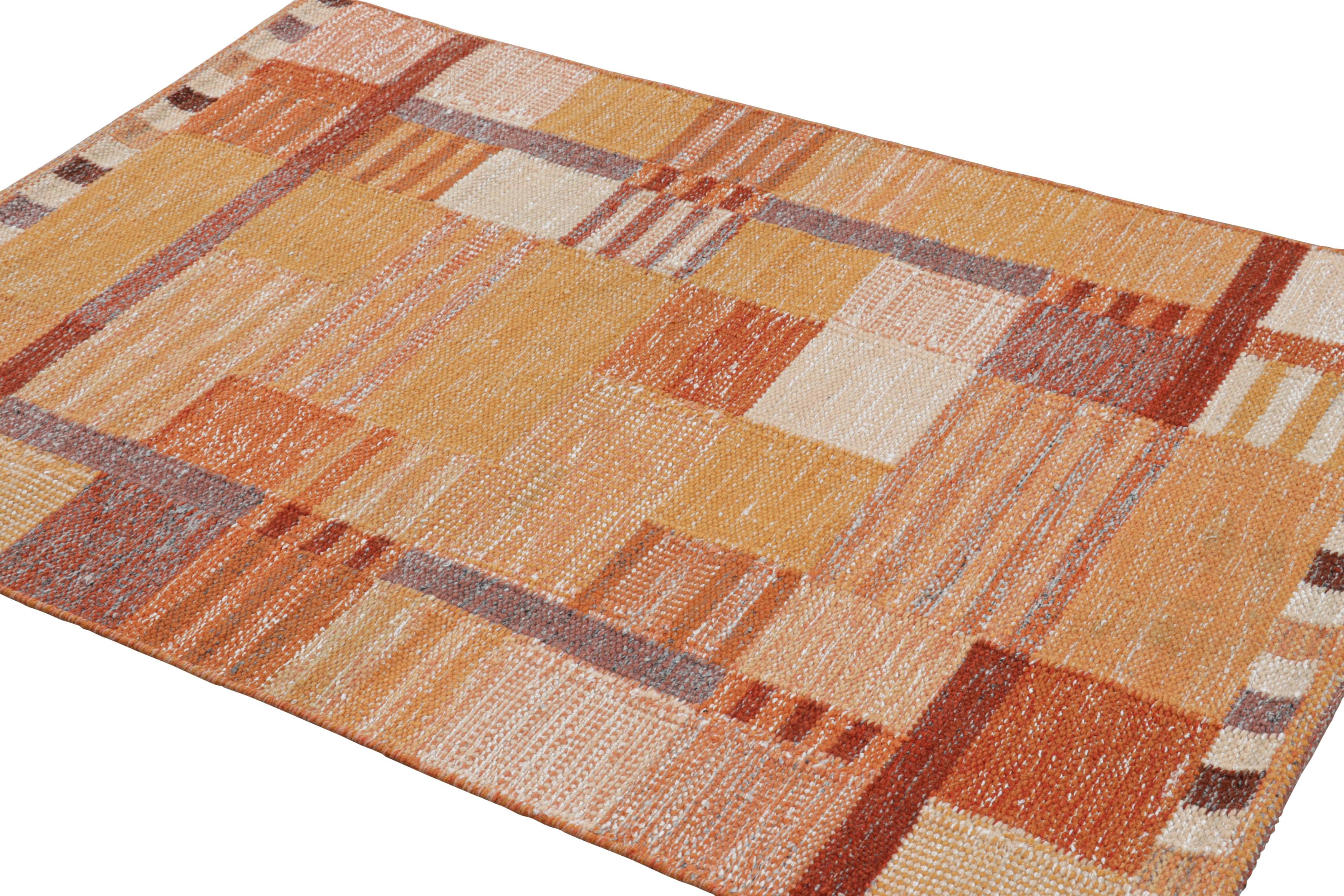 Tessuto a mano Rug & Kilim: tappeto in stile scandinavo in arancione e rosa con motivi geometrici in vendita