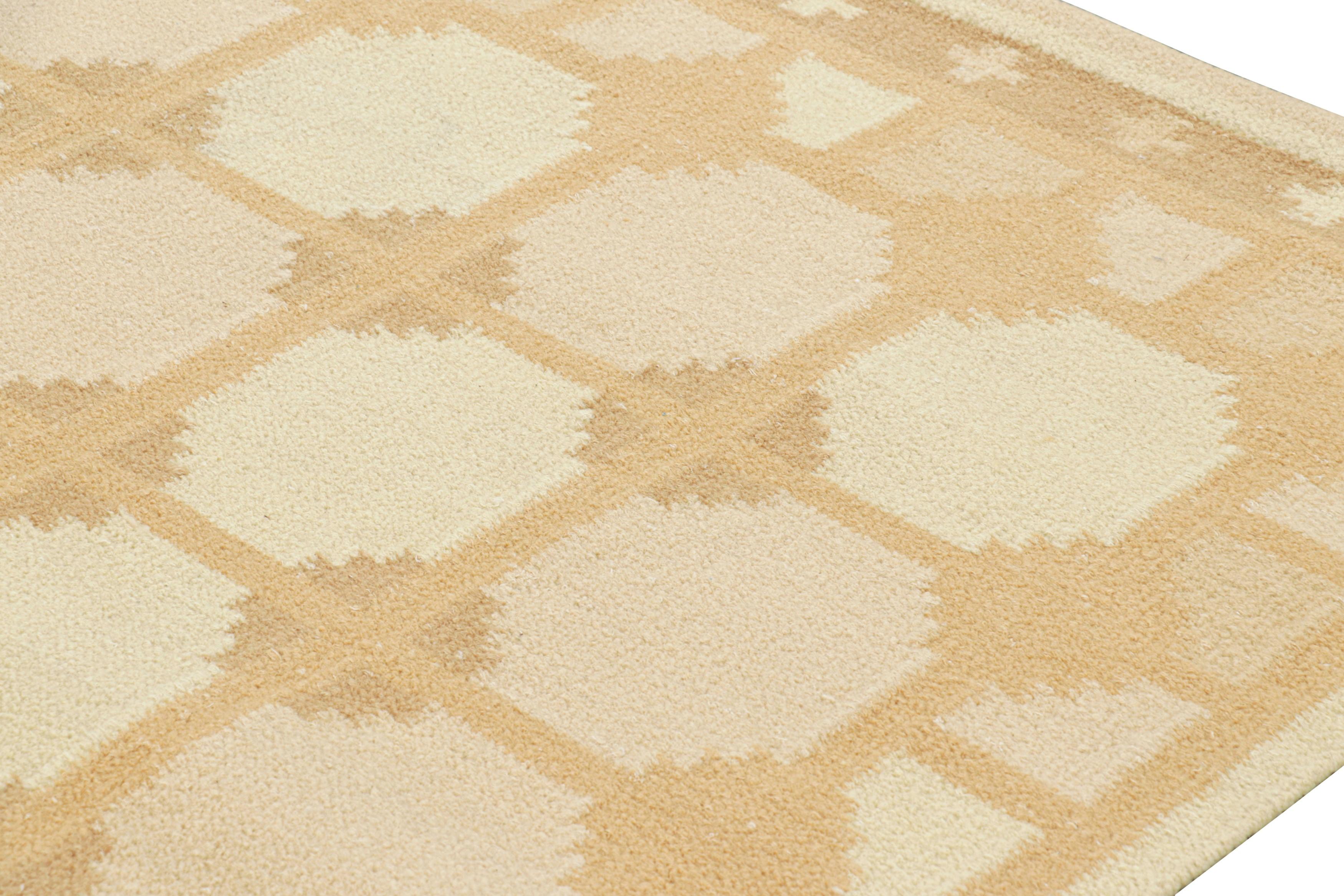 Moderno Rug & Kilim è un tappeto in stile scandinavo con motivi geometrici color pesca e beige-marrone. in vendita