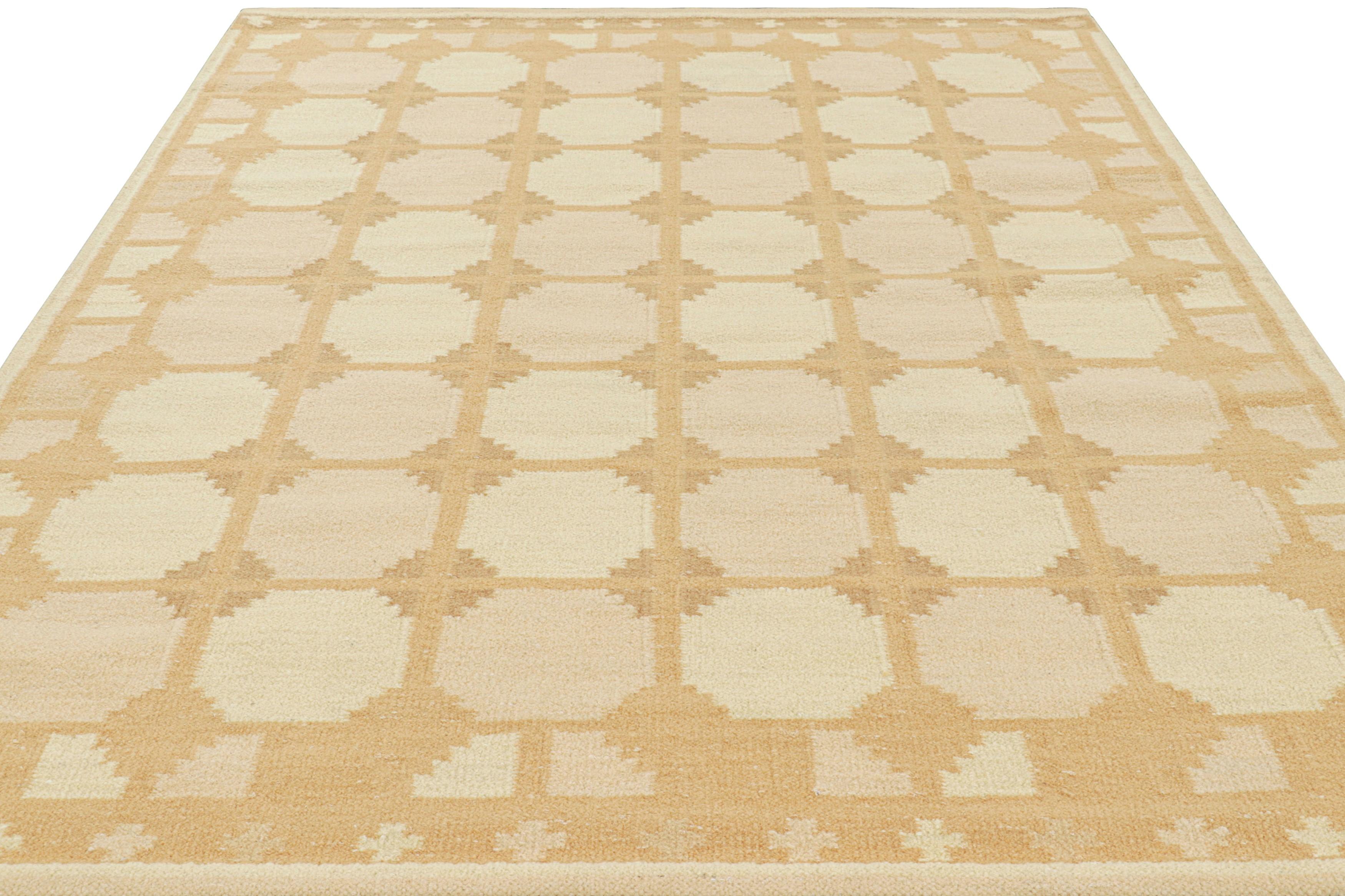 Indiano Rug & Kilim è un tappeto in stile scandinavo con motivi geometrici color pesca e beige-marrone. in vendita