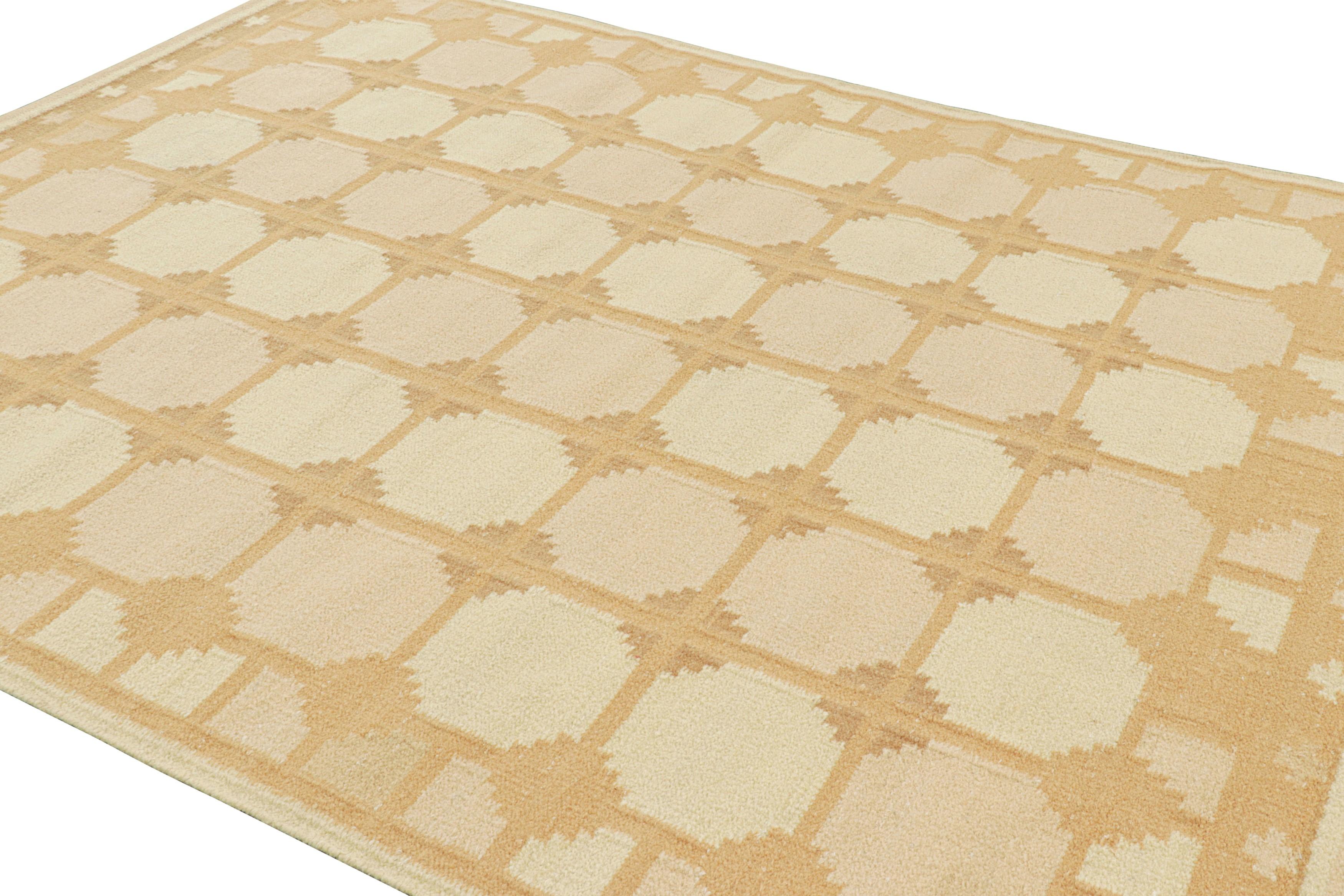 Tessuto a mano Rug & Kilim è un tappeto in stile scandinavo con motivi geometrici color pesca e beige-marrone. in vendita