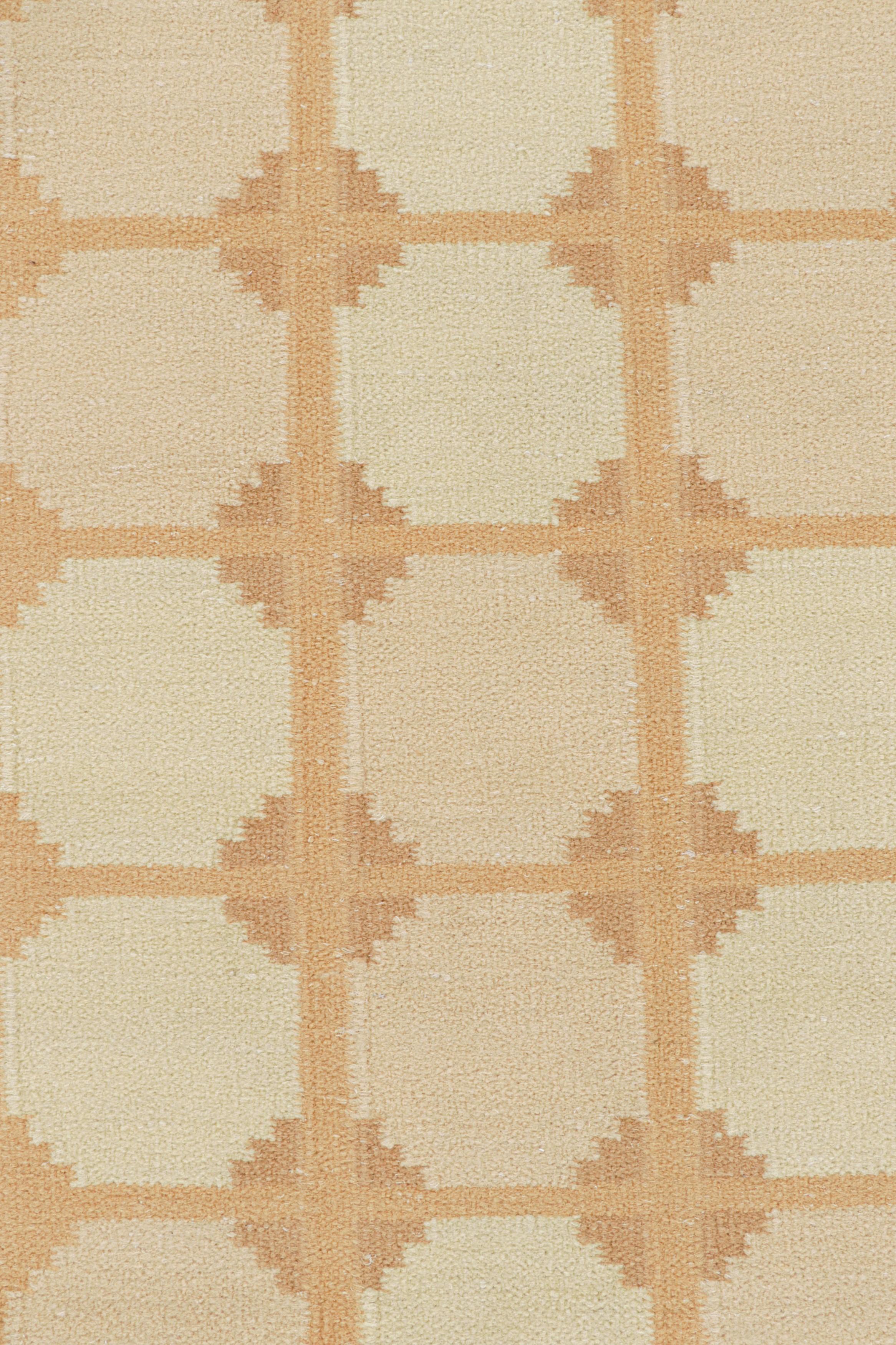 Rug & Kilim è un tappeto in stile scandinavo con motivi geometrici color pesca e beige-marrone. In condizioni Nuovo in vendita a Long Island City, NY