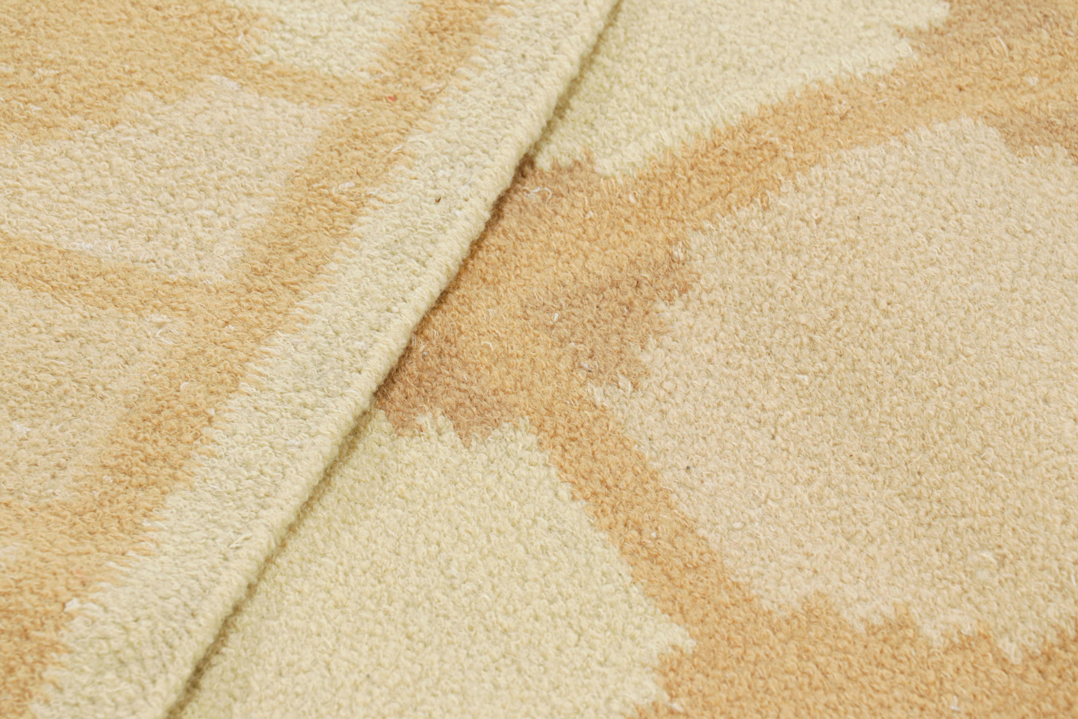 XXI secolo e contemporaneo Rug & Kilim è un tappeto in stile scandinavo con motivi geometrici color pesca e beige-marrone. in vendita