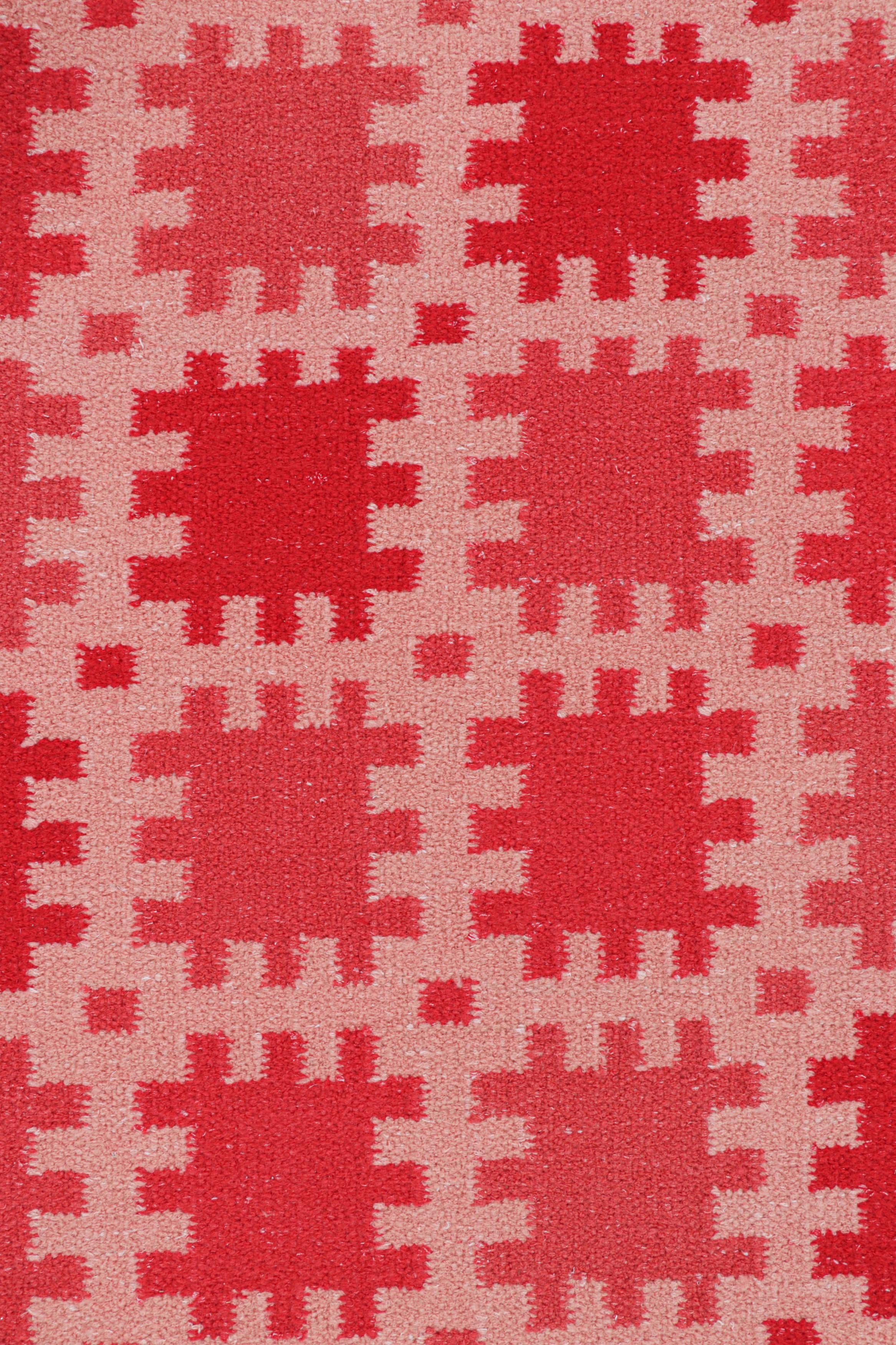 Moderno Tappeto in stile scandinavo Rug & Kilim in rosa e rosso con motivo geometrico in vendita