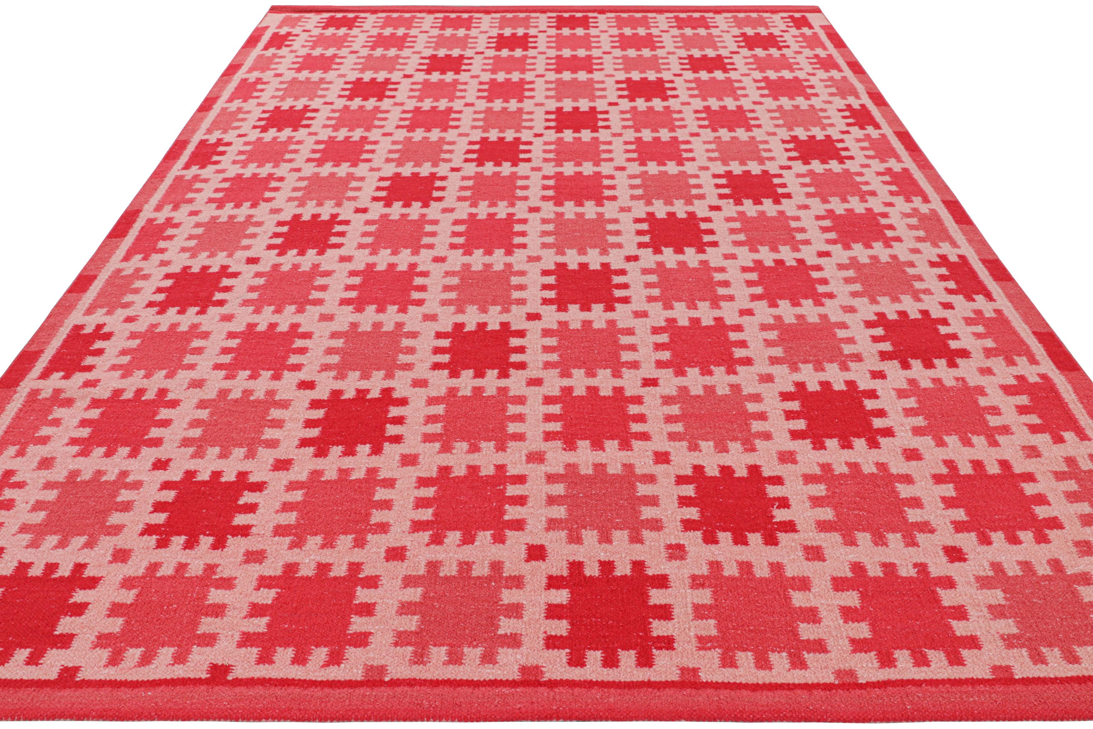 Indiano Tappeto in stile scandinavo Rug & Kilim in rosa e rosso con motivo geometrico in vendita