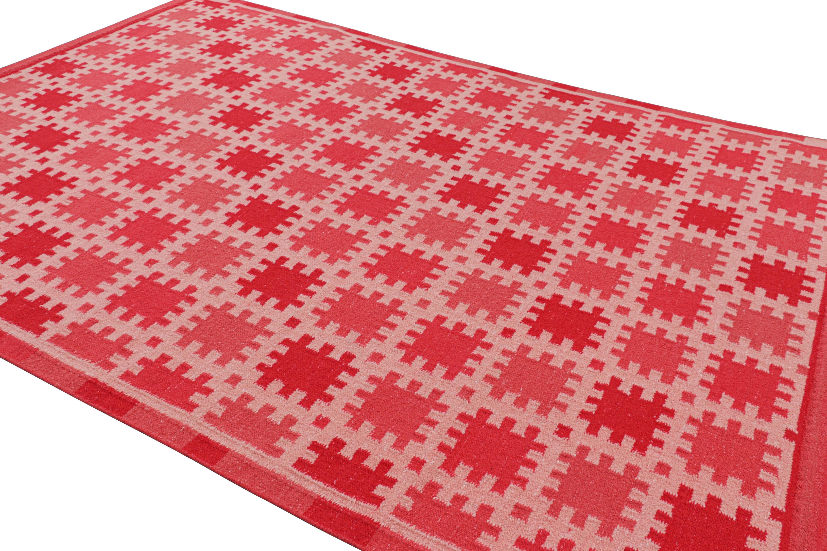 Tessuto a mano Tappeto in stile scandinavo Rug & Kilim in rosa e rosso con motivo geometrico in vendita