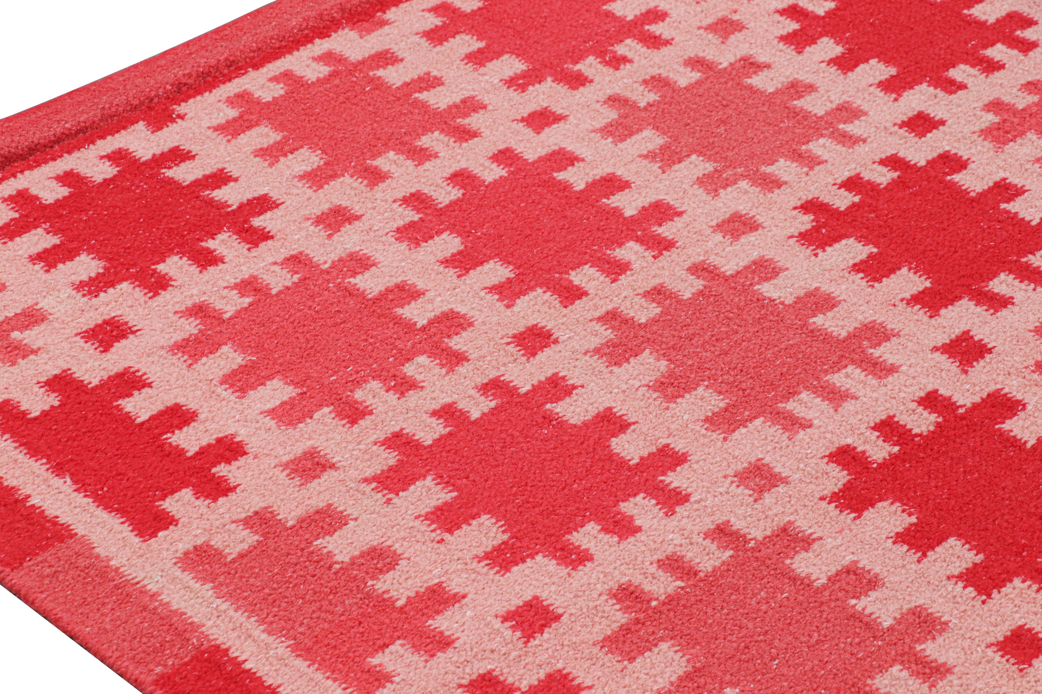 Tappeto in stile scandinavo Rug & Kilim in rosa e rosso con motivo geometrico In condizioni Nuovo in vendita a Long Island City, NY