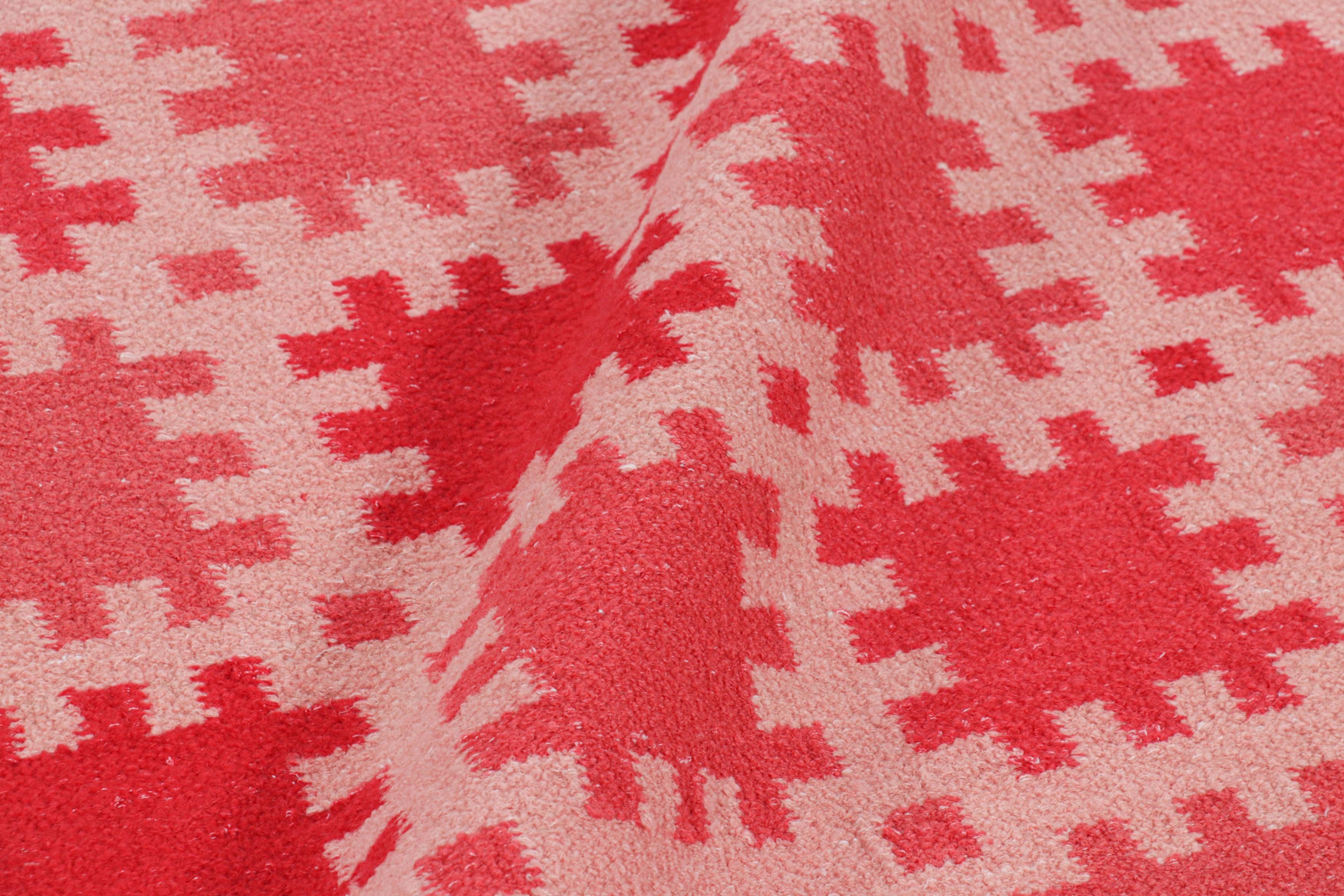 XXI secolo e contemporaneo Tappeto in stile scandinavo Rug & Kilim in rosa e rosso con motivo geometrico in vendita