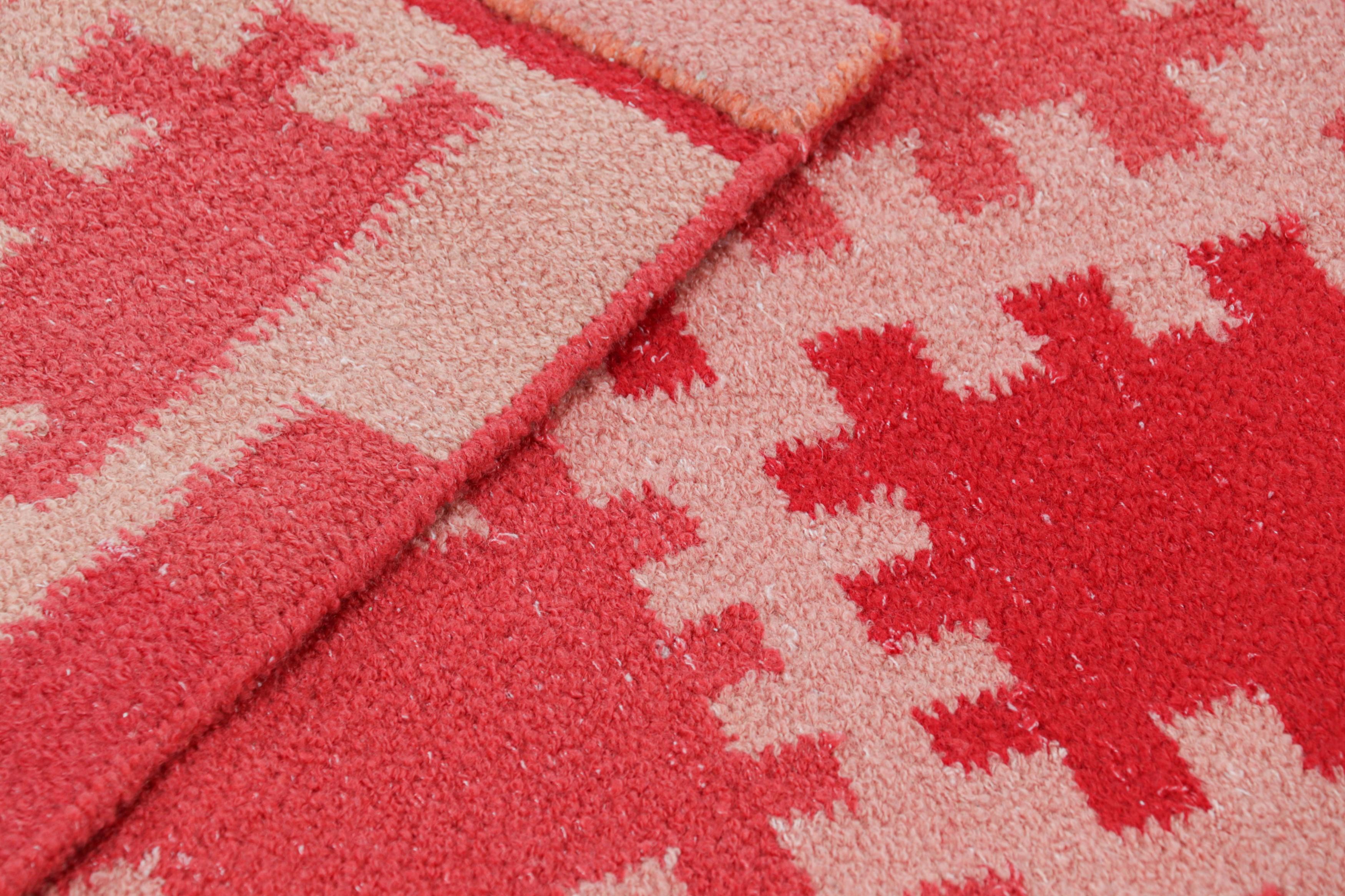 Lana Tappeto in stile scandinavo Rug & Kilim in rosa e rosso con motivo geometrico in vendita