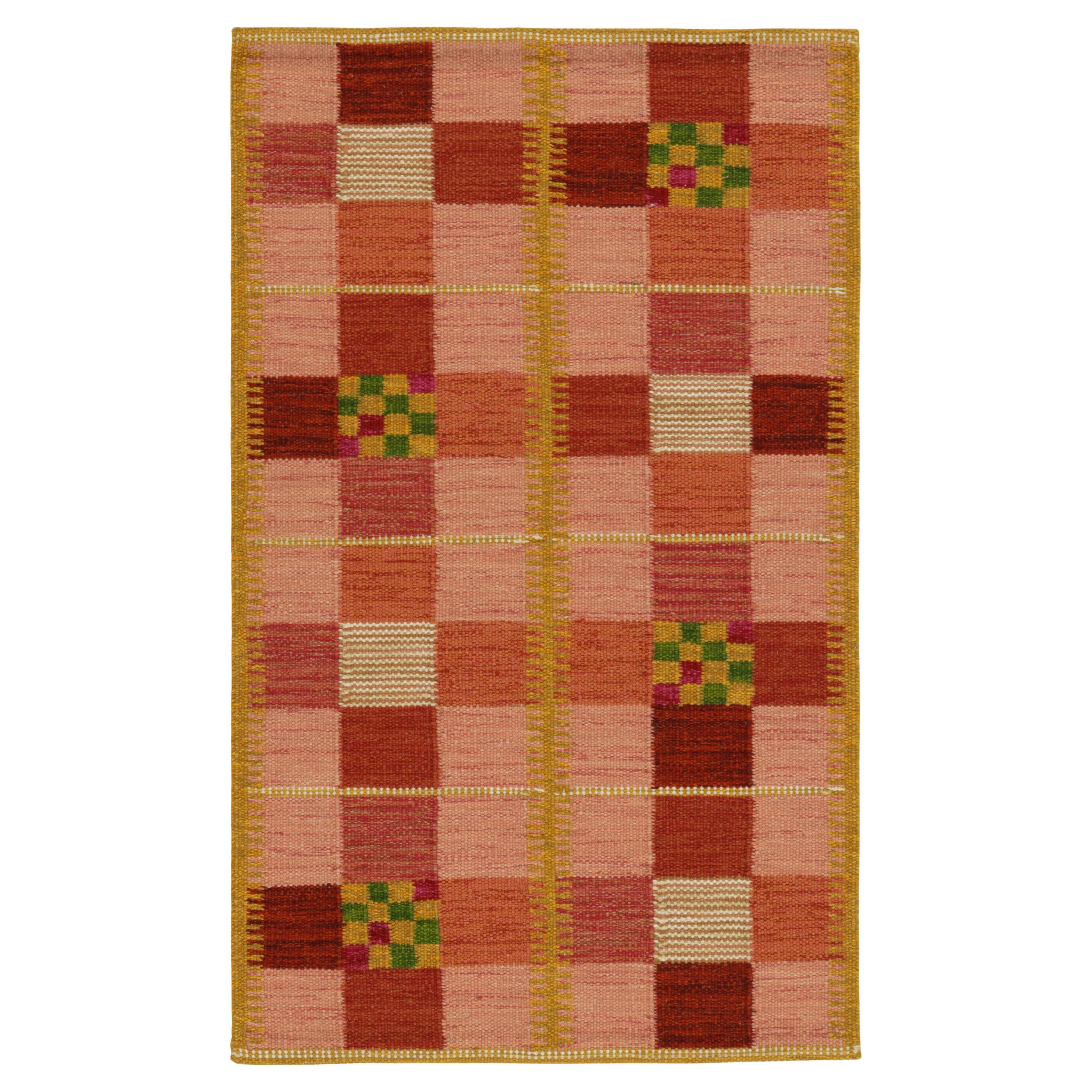 Rug & Kilim's skandinavischer Teppich in Rosa mit buntem geometrischem Muster