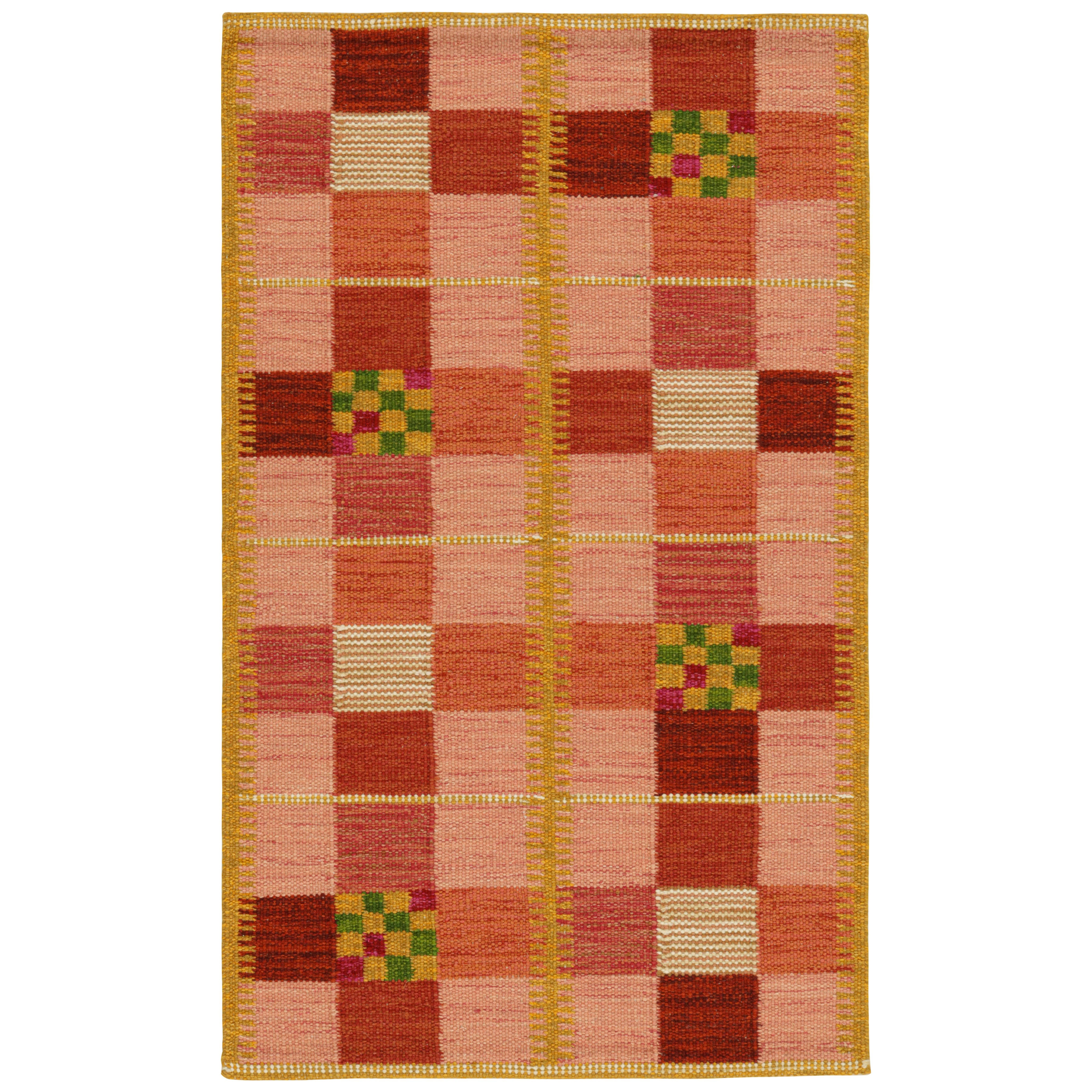 Tapis de style scandinave rose à motif géométrique coloré de Rug & Kilim en vente