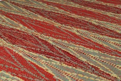 Rug & Kilim's Teppich im skandinavischen Stil in Rot und Blau mit goldenem, geometrischem Muster