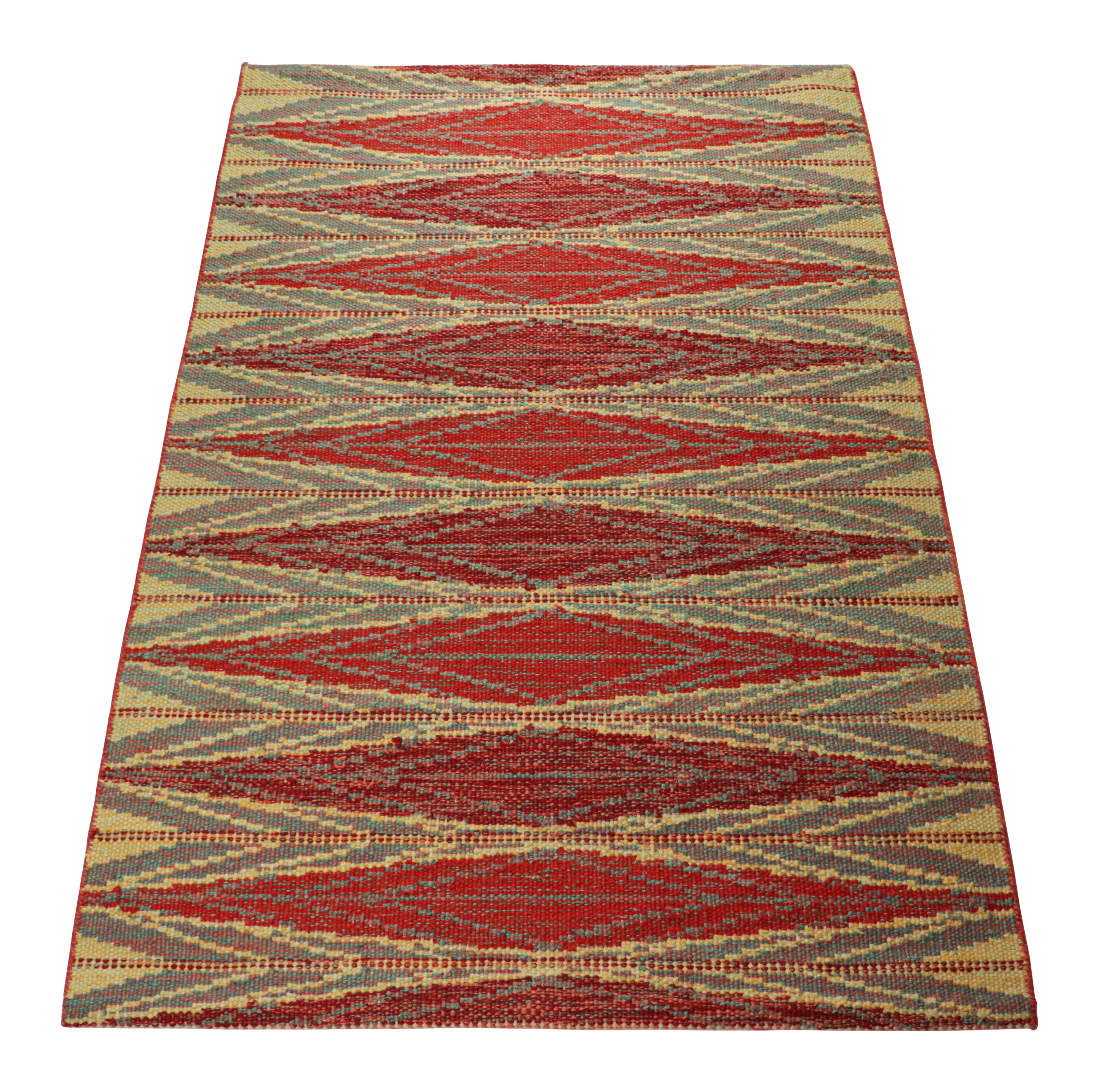 Indiano Tappeto in stile scandinavo Rug & Kilim in rosso e blu con motivi geometrici dorati in vendita