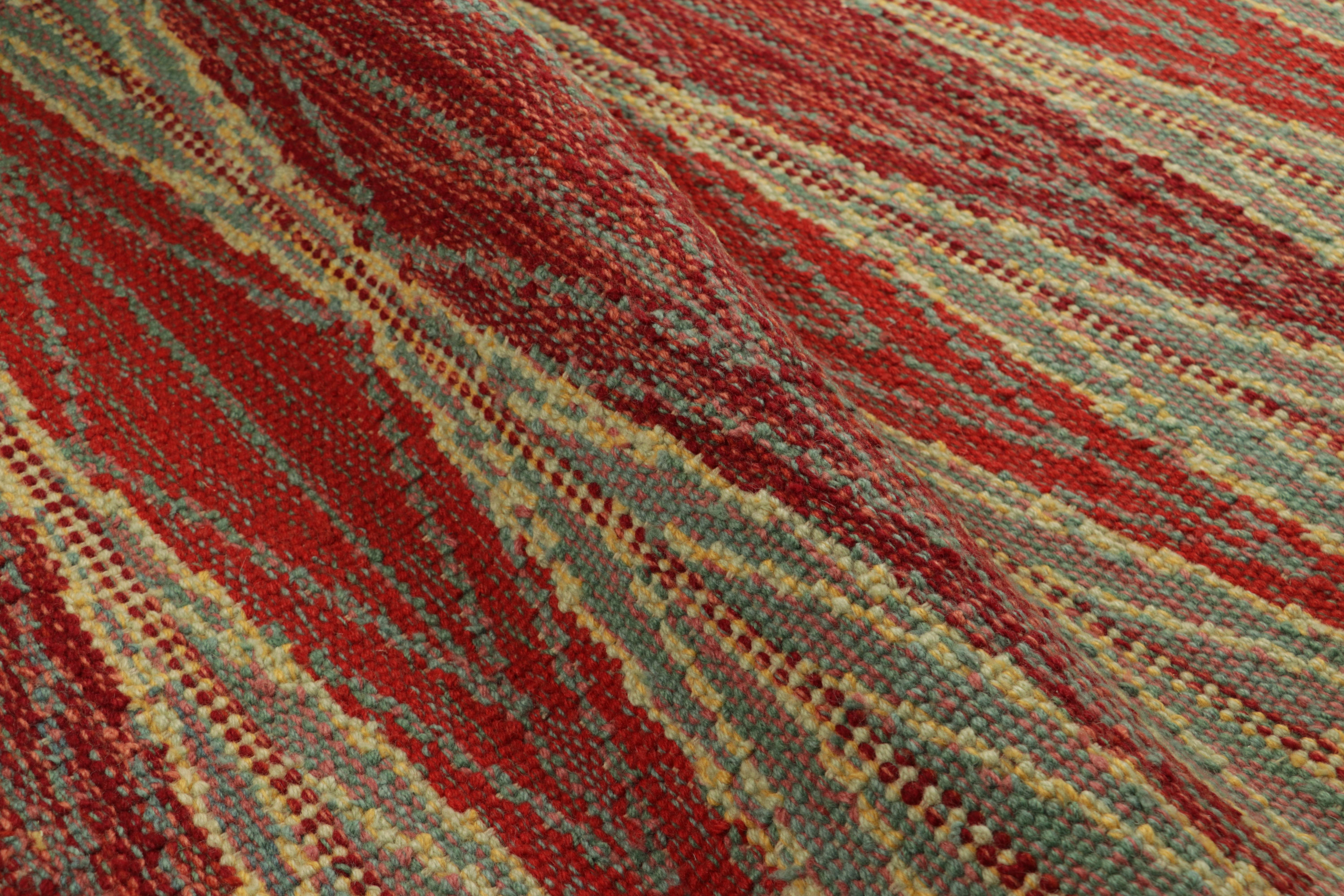 Rug & Kilim's Scandinavian Style Rug in Red and Blue with Gold Geometric Pattern (tapis de style scandinave en rouge et bleu avec des motifs géométriques dorés) Neuf - En vente à Long Island City, NY