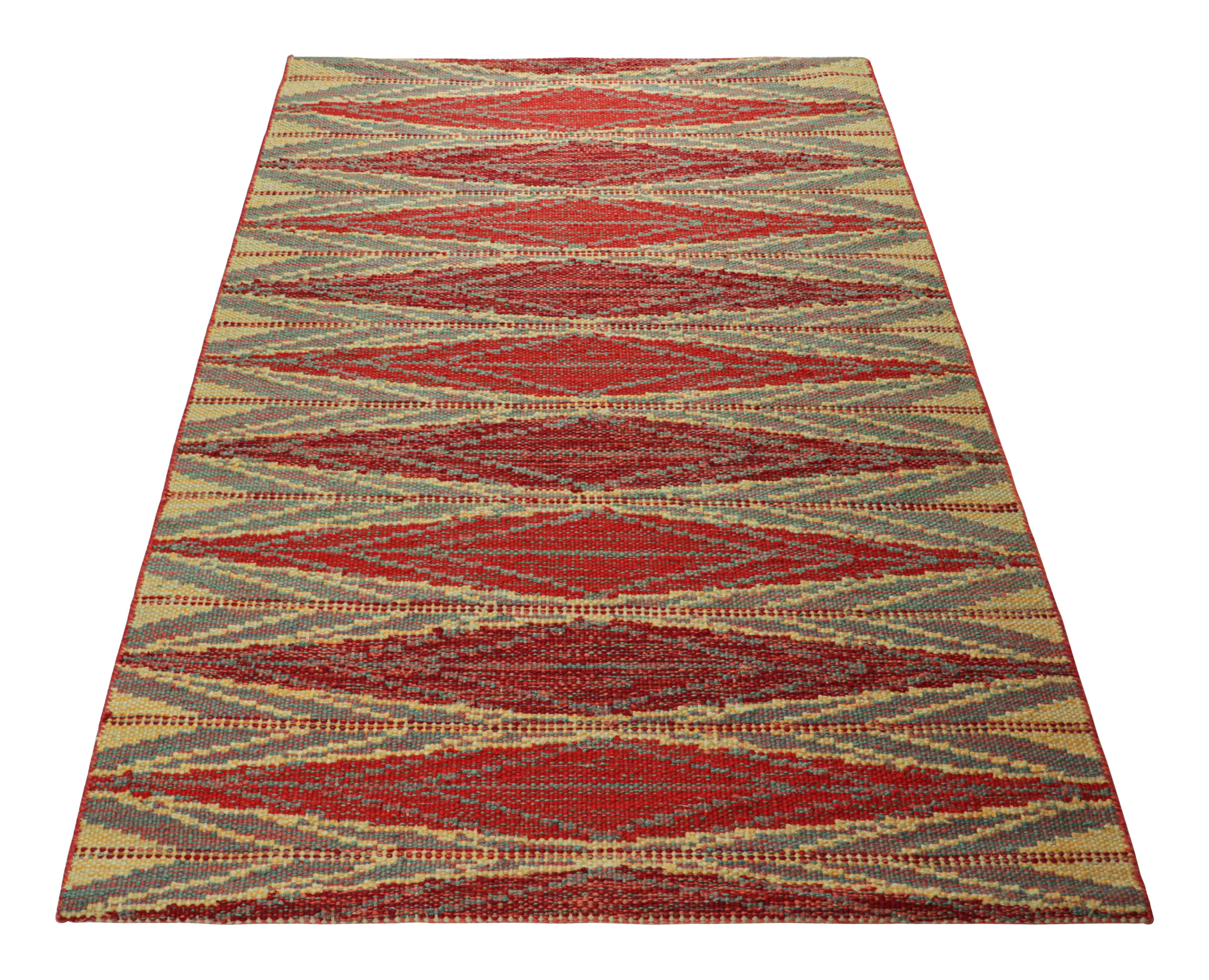 Tessuto a mano Tappeto in stile scandinavo Rug & Kilim in rosso e blu con motivi geometrici dorati in vendita