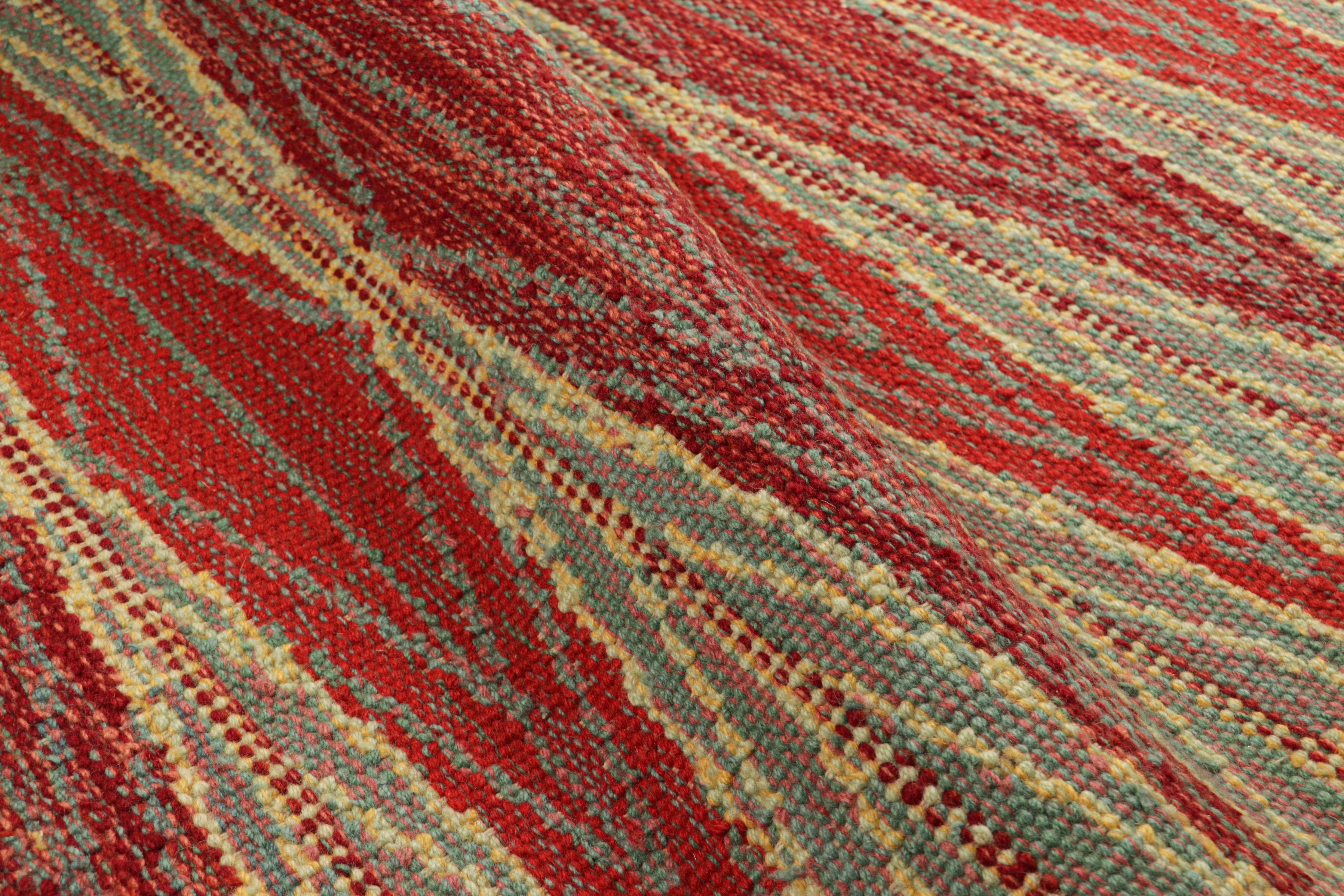 Tappeto in stile scandinavo Rug & Kilim in rosso e blu con motivi geometrici dorati In condizioni Nuovo in vendita a Long Island City, NY