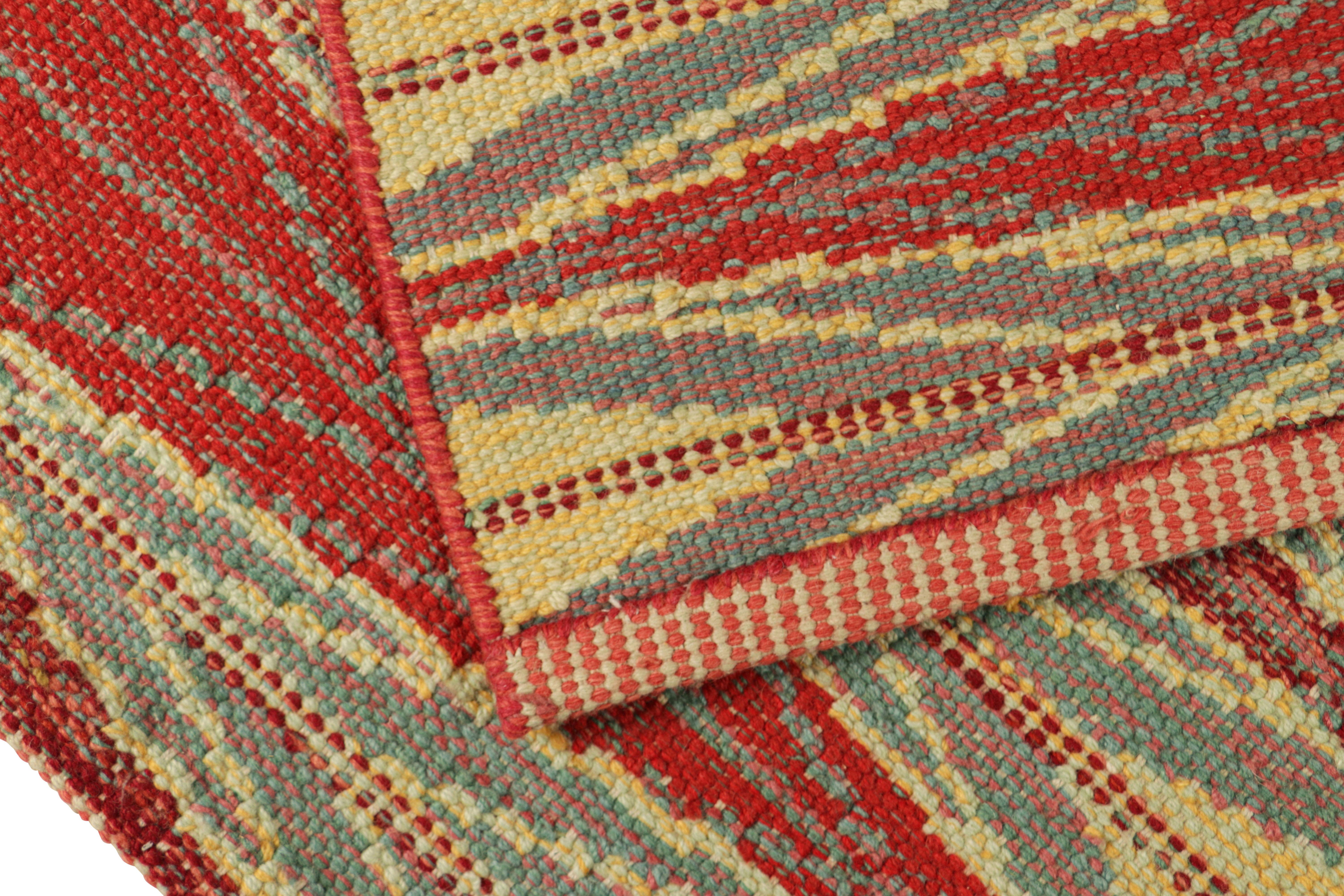 XXI secolo e contemporaneo Tappeto in stile scandinavo Rug & Kilim in rosso e blu con motivi geometrici dorati in vendita