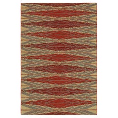Rug & Kilim's Teppich im skandinavischen Stil in Rot und Blau mit goldenem, geometrischem Muster
