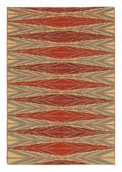 Rug & Kilim's Scandinavian Style Rug in Red and Blue with Gold Geometric Pattern (tapis de style scandinave en rouge et bleu avec des motifs géométriques dorés)