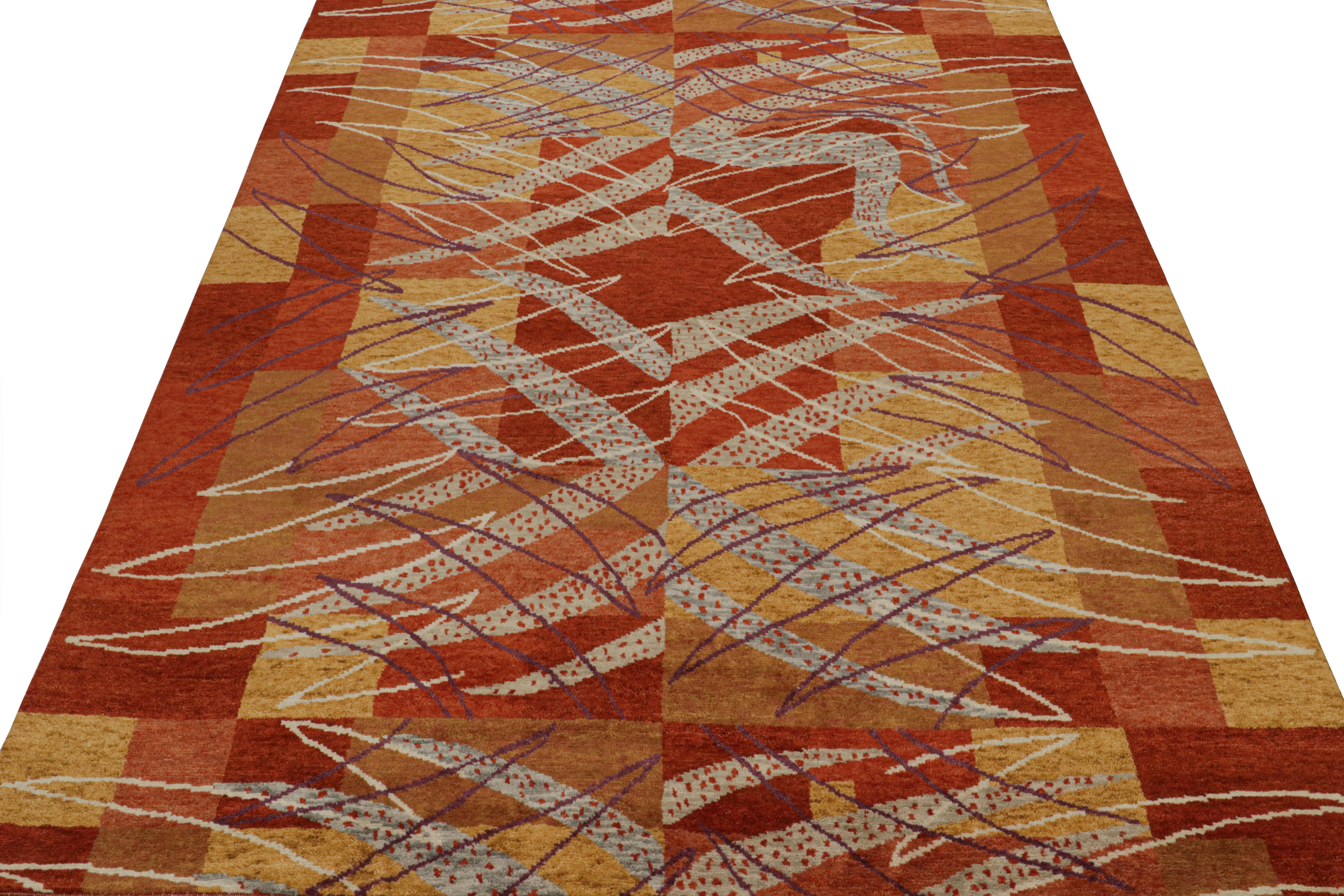 Rug & Kilim's Teppich im skandinavischen Stil in Rot, Gold und Grau mit geometrischen Mustern (Skandinavische Moderne) im Angebot
