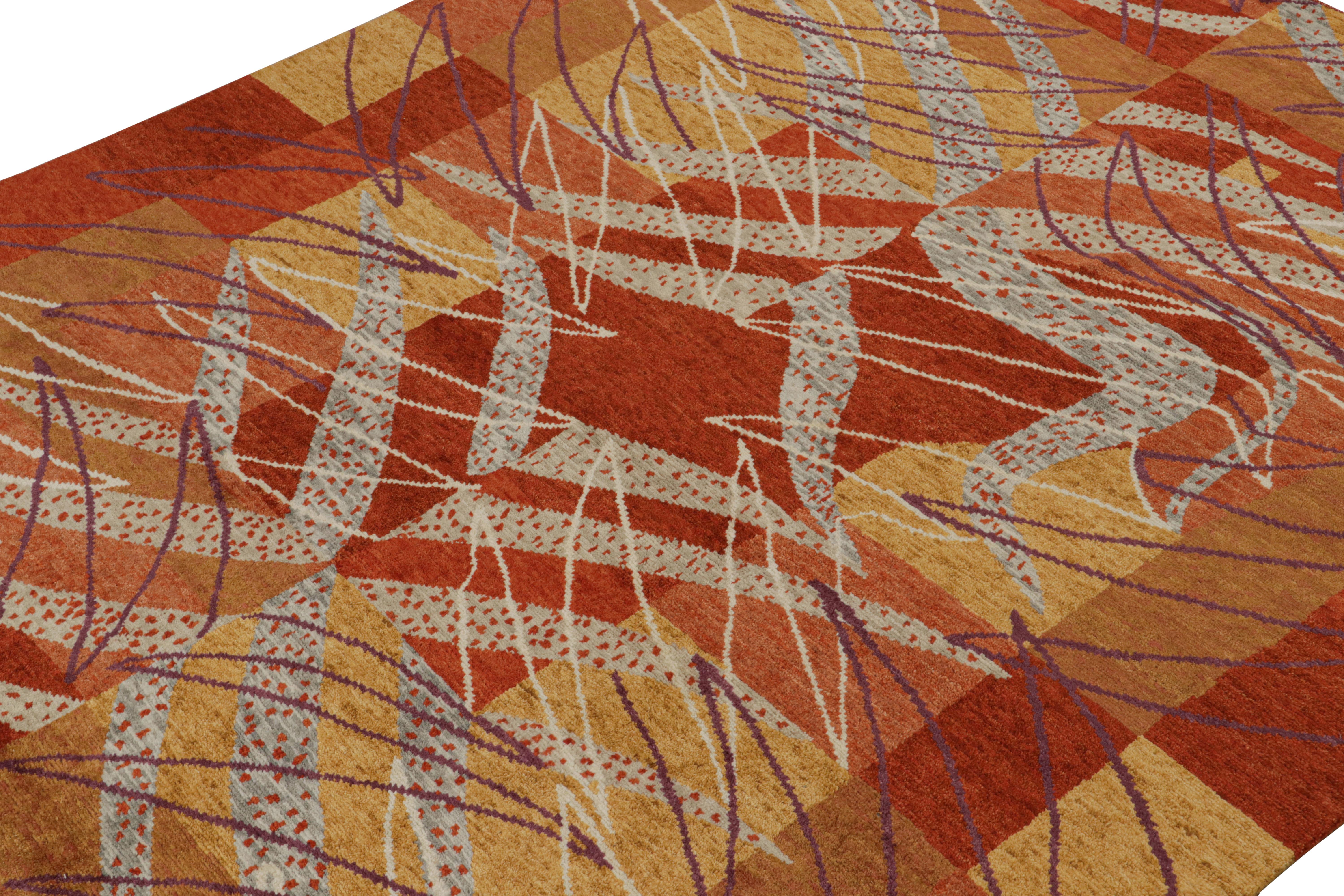 Rug & Kilim's Teppich im skandinavischen Stil in Rot, Gold und Grau mit geometrischen Mustern (Indisch) im Angebot