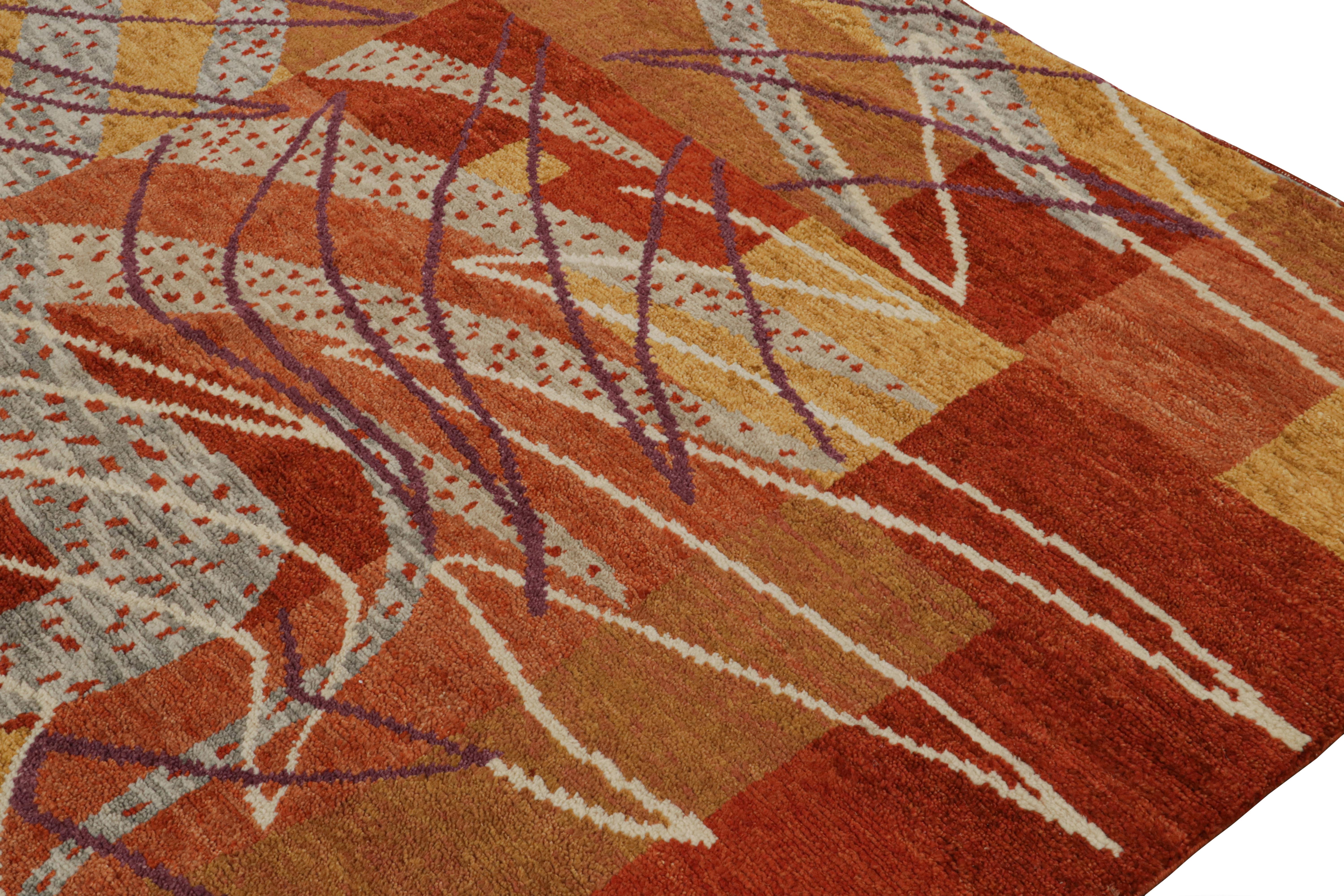Rug & Kilim's Teppich im skandinavischen Stil in Rot, Gold und Grau mit geometrischen Mustern (Handgeknüpft) im Angebot