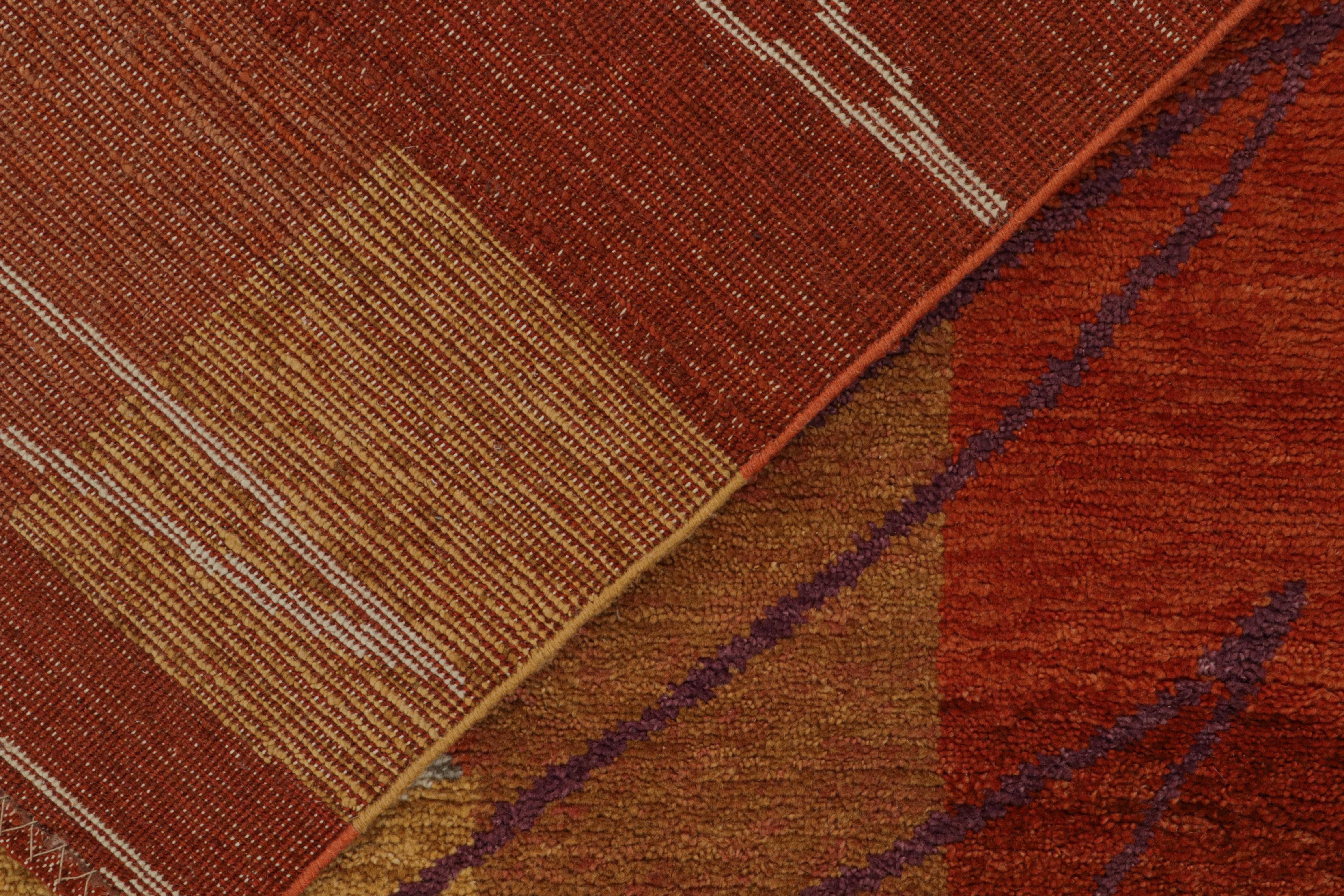 Rug & Kilim's Teppich im skandinavischen Stil in Rot, Gold und Grau mit geometrischen Mustern (21. Jahrhundert und zeitgenössisch) im Angebot