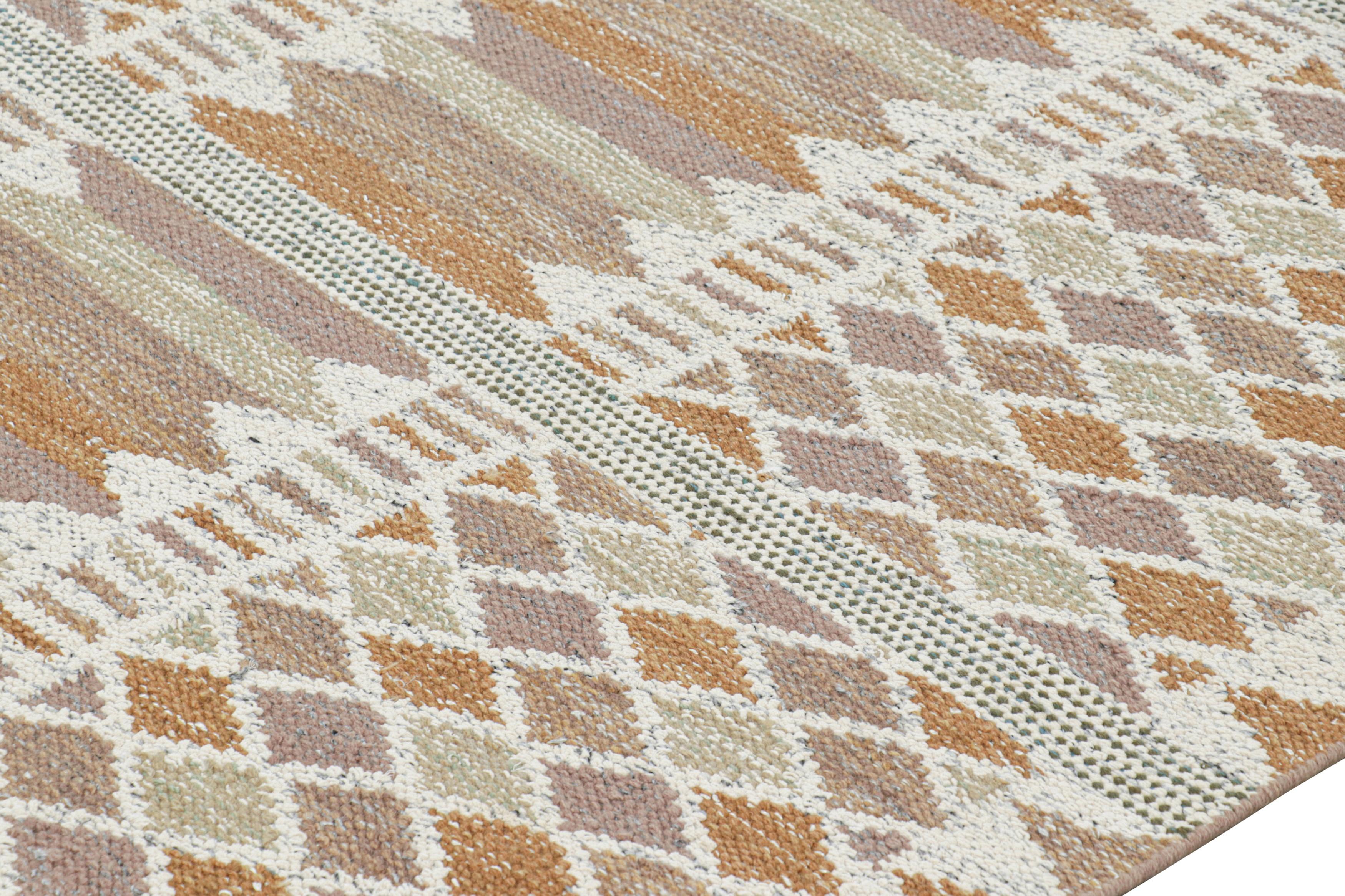 Rug & Kilim's Teppich im skandinavischen Stil mit geometrischen Mustern in Rost, Weiß und Mauve (Moderne) im Angebot