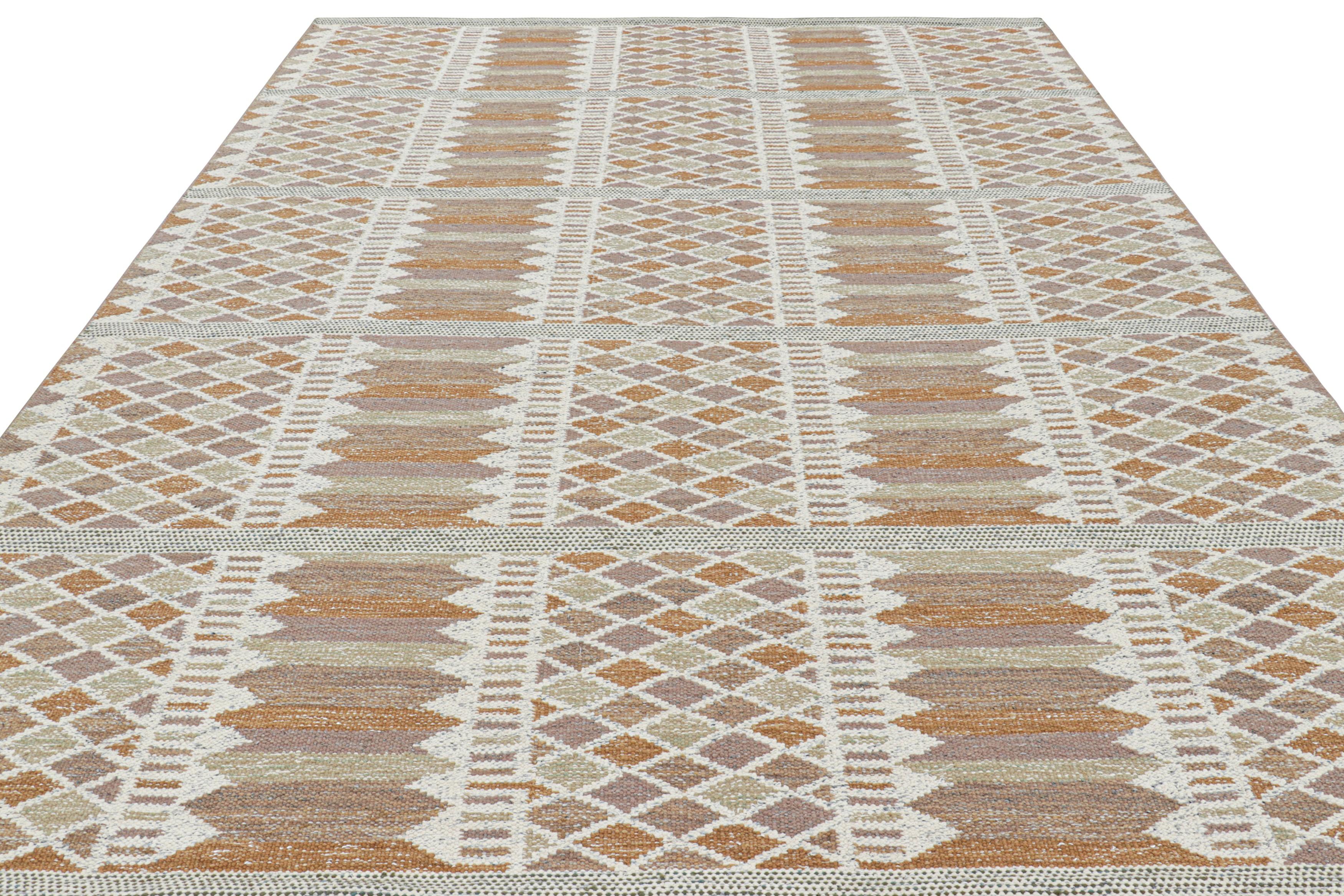 Rug & Kilim's Teppich im skandinavischen Stil mit geometrischen Mustern in Rost, Weiß und Mauve (Indisch) im Angebot