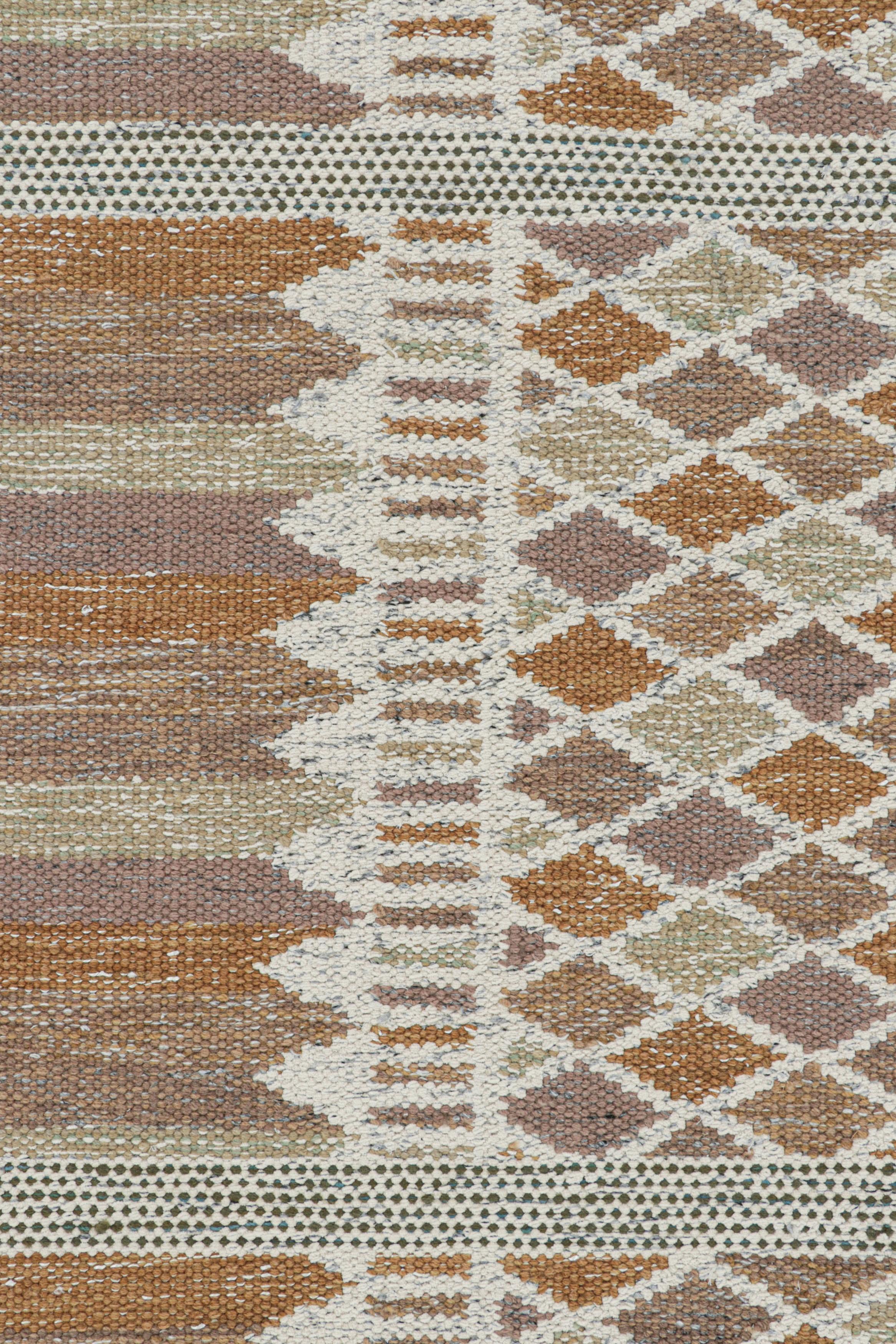 Rug & Kilim's Teppich im skandinavischen Stil mit geometrischen Mustern in Rost, Weiß und Mauve im Zustand „Neu“ im Angebot in Long Island City, NY