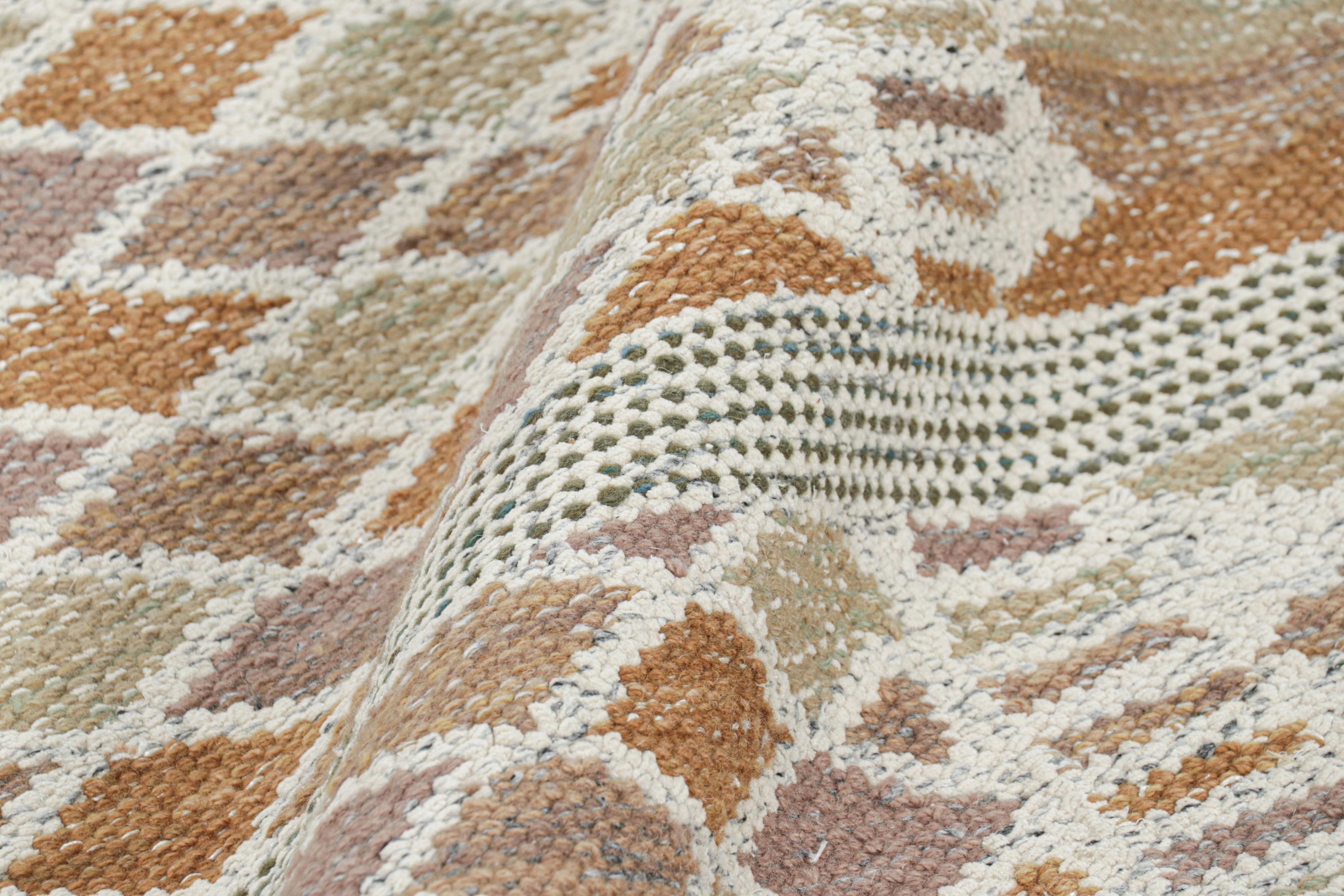 Rug & Kilim's Teppich im skandinavischen Stil mit geometrischen Mustern in Rost, Weiß und Mauve (21. Jahrhundert und zeitgenössisch) im Angebot