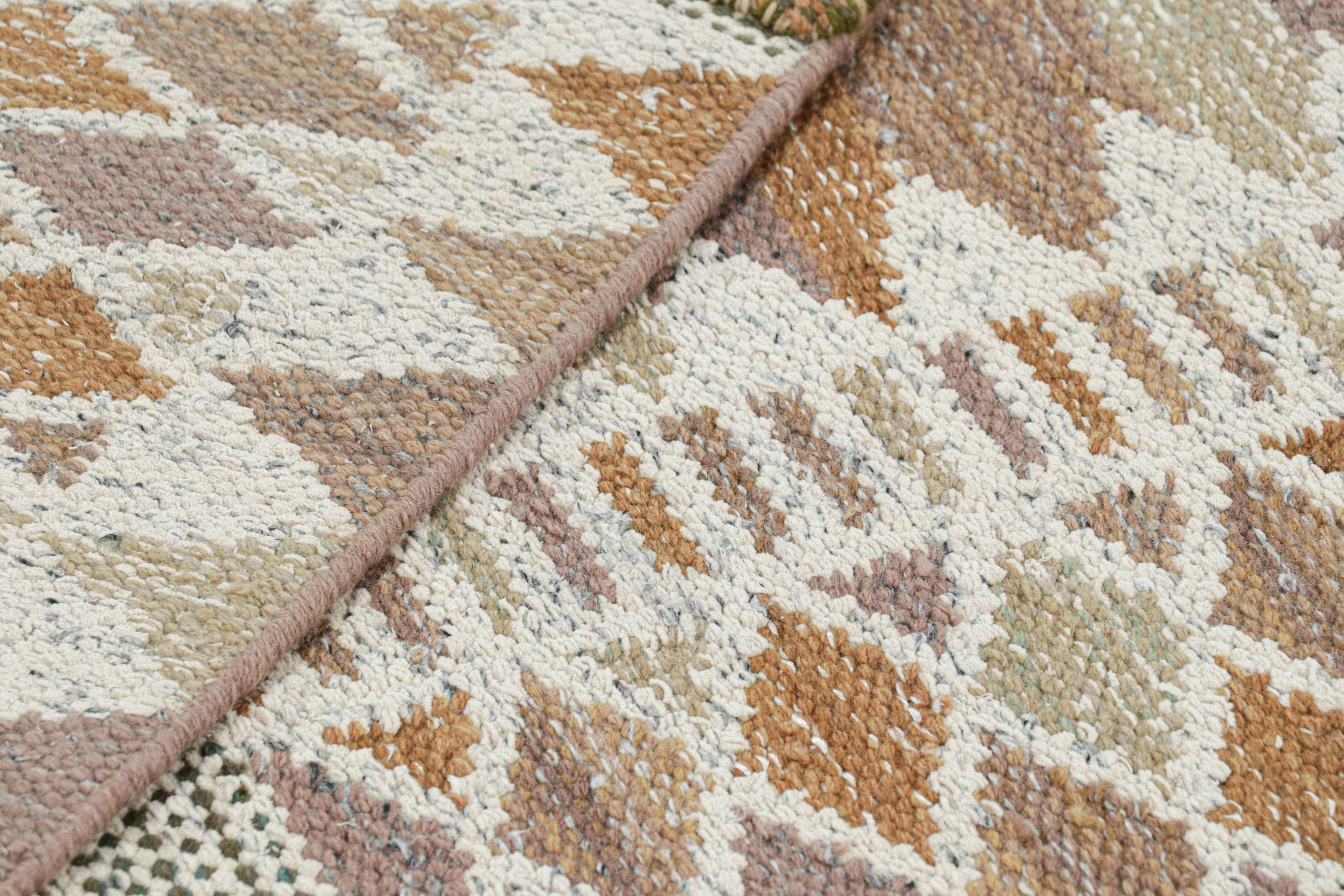 Rug & Kilim's Teppich im skandinavischen Stil mit geometrischen Mustern in Rost, Weiß und Mauve (Wolle) im Angebot