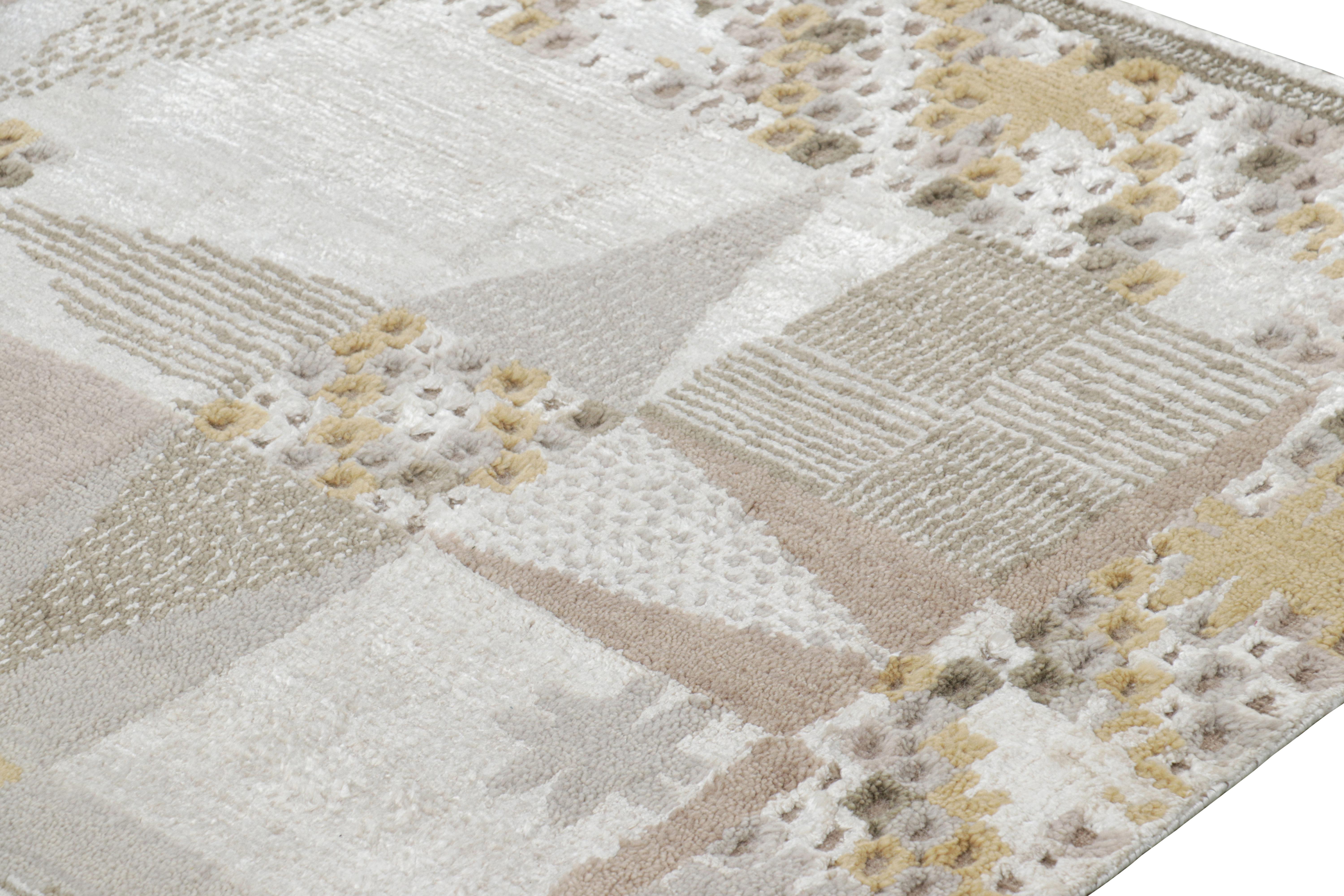 Moderno Rug & Kilim: Tappeto in stile scandinavo con motivo geometrico grigio-argento e beige in vendita