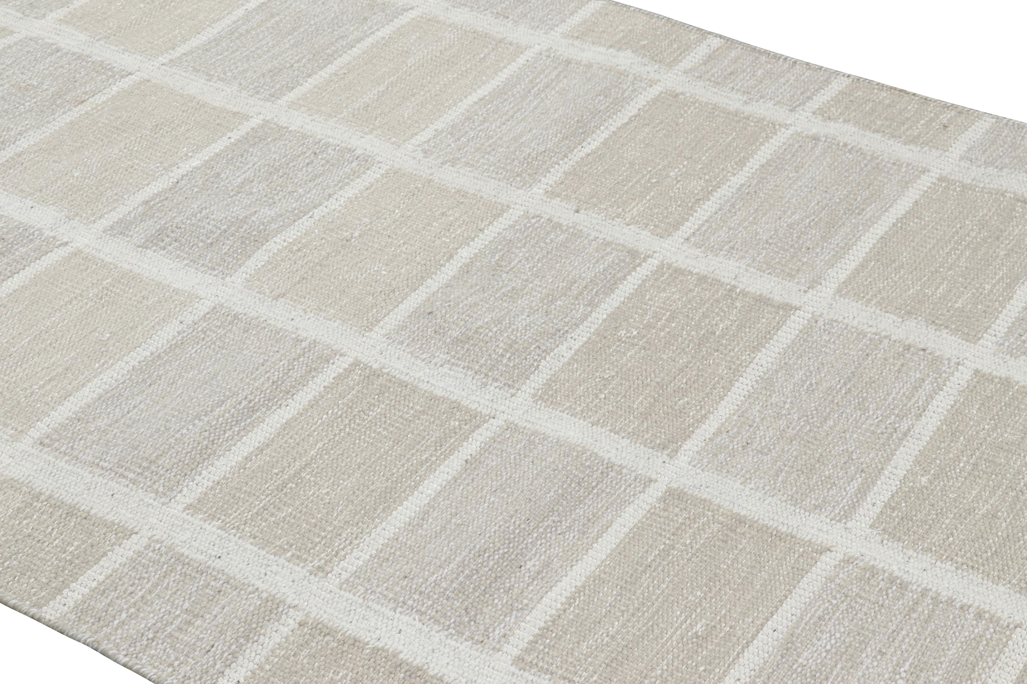 Realizzato in lana intrecciata a mano, questo tappeto 5x7 è un'entusiasmante novità della collezione di tappeti scandinavi di Rug & Kilim: una rivisitazione contemporanea del minimalismo svedese e dei tappeti e tessuti vintage delle tradizioni
