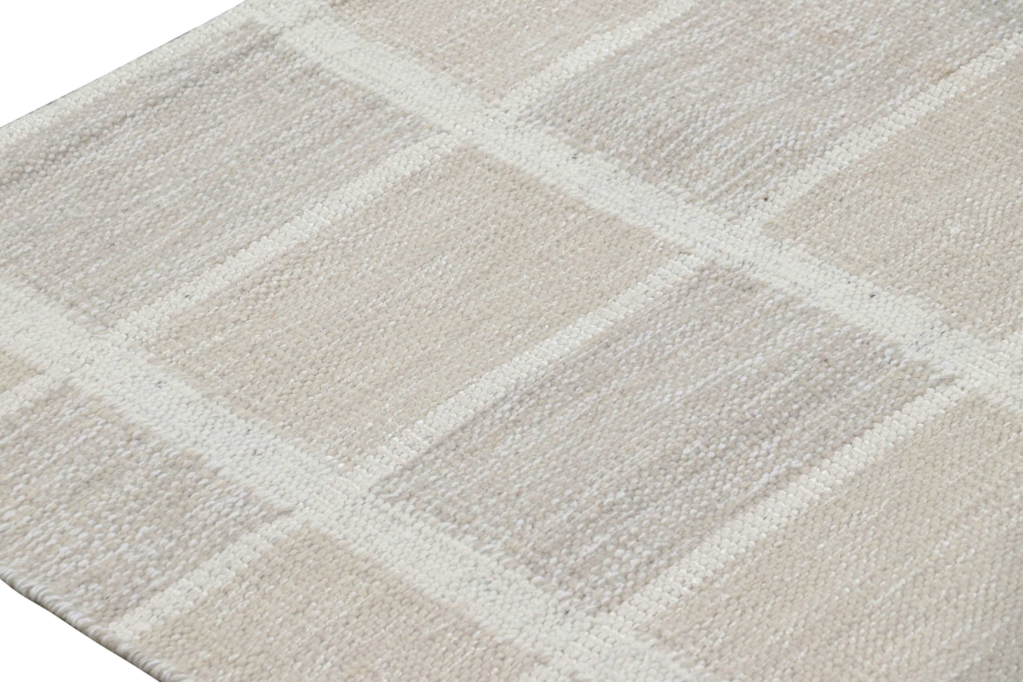 Moderno Rug & Kilim è un tappeto in stile scandinavo di colore grigio e beige con motivo geometrico in vendita